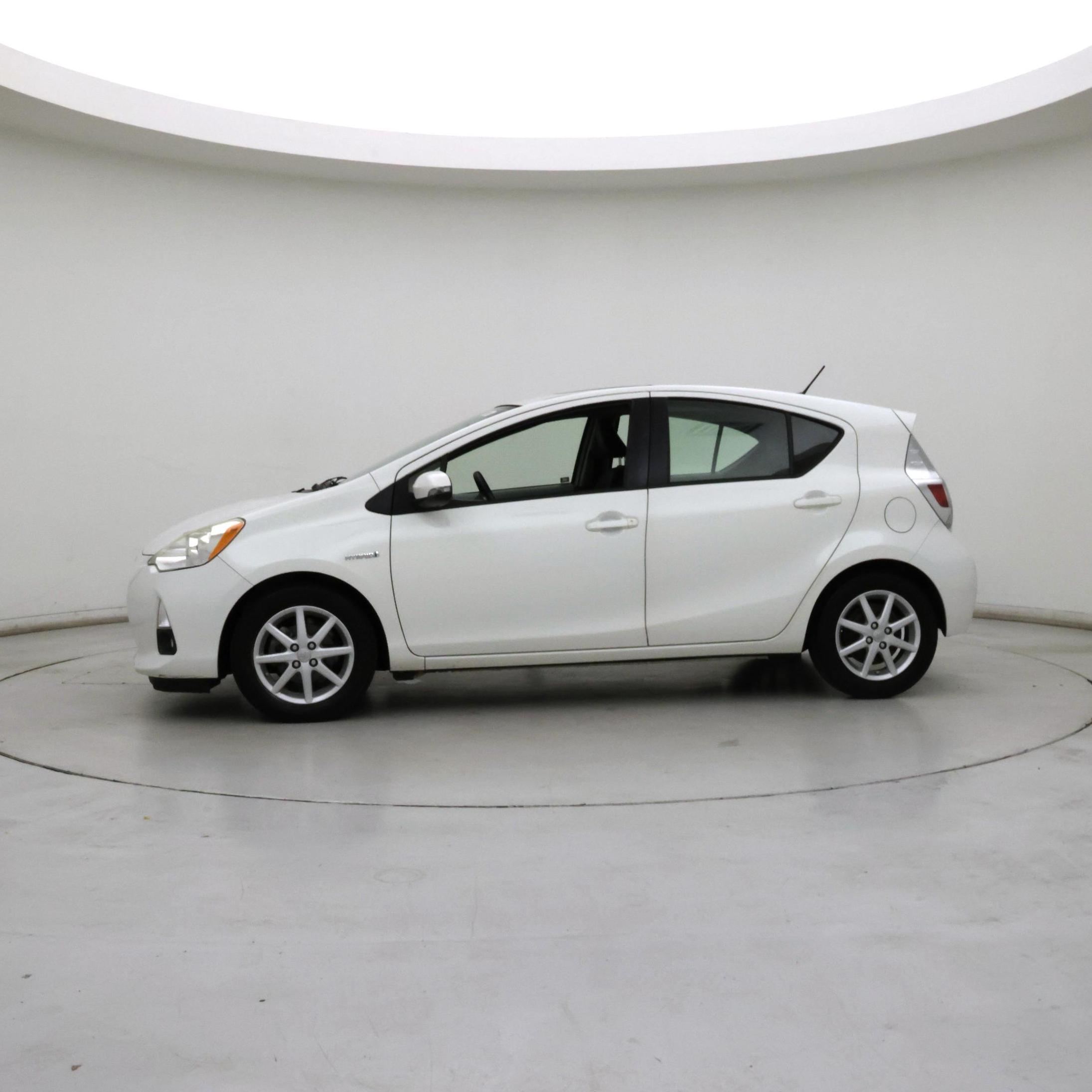Thumbnail: 2013 Toyota Prius c - 3