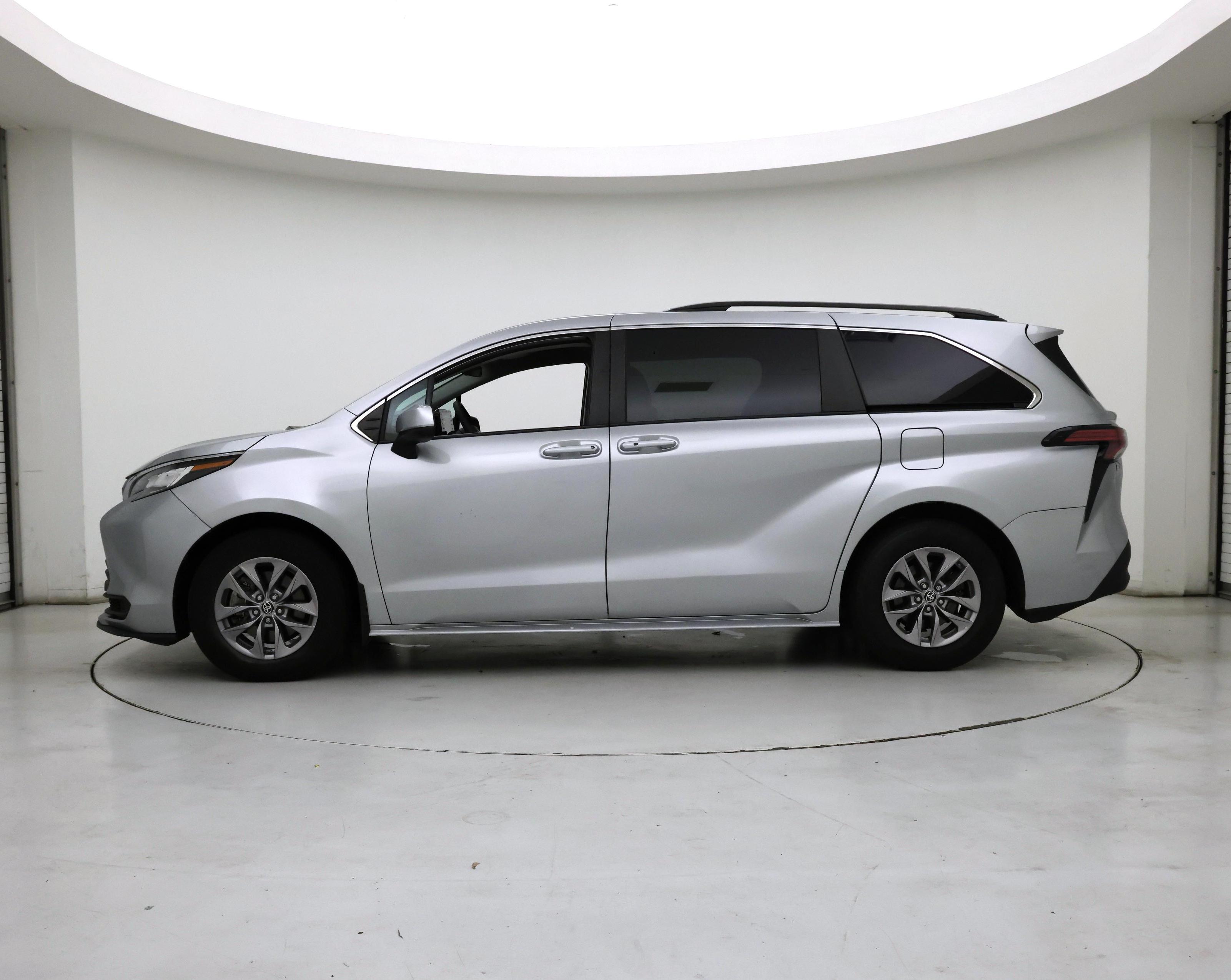 Thumbnail: 2022 Toyota Sienna - 3