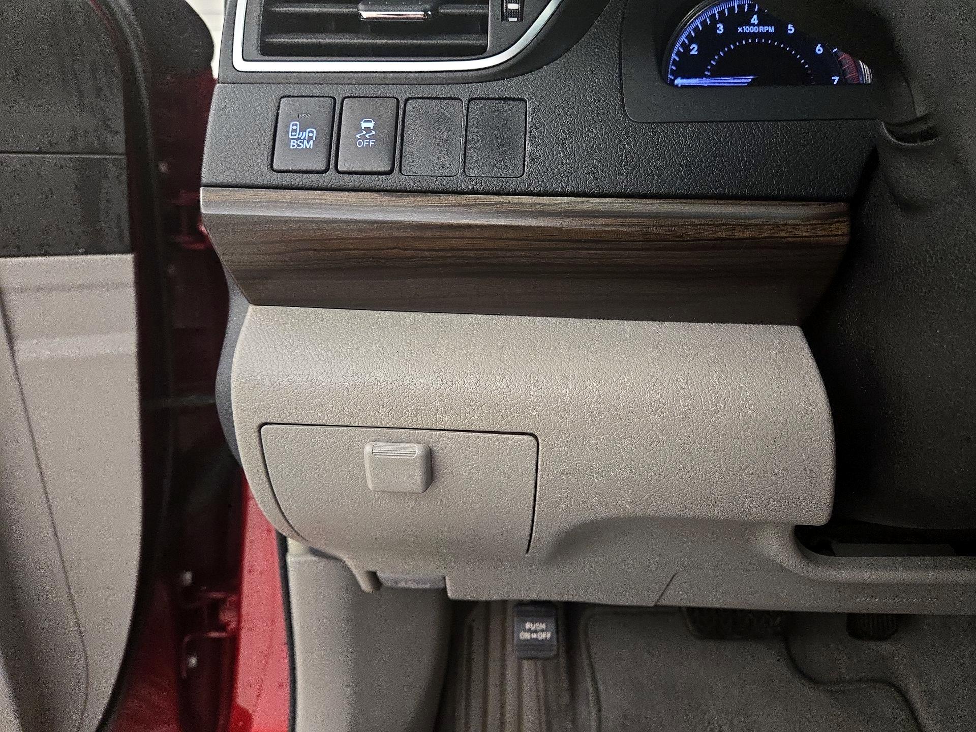 Thumbnail: 2015 Toyota Camry - 13