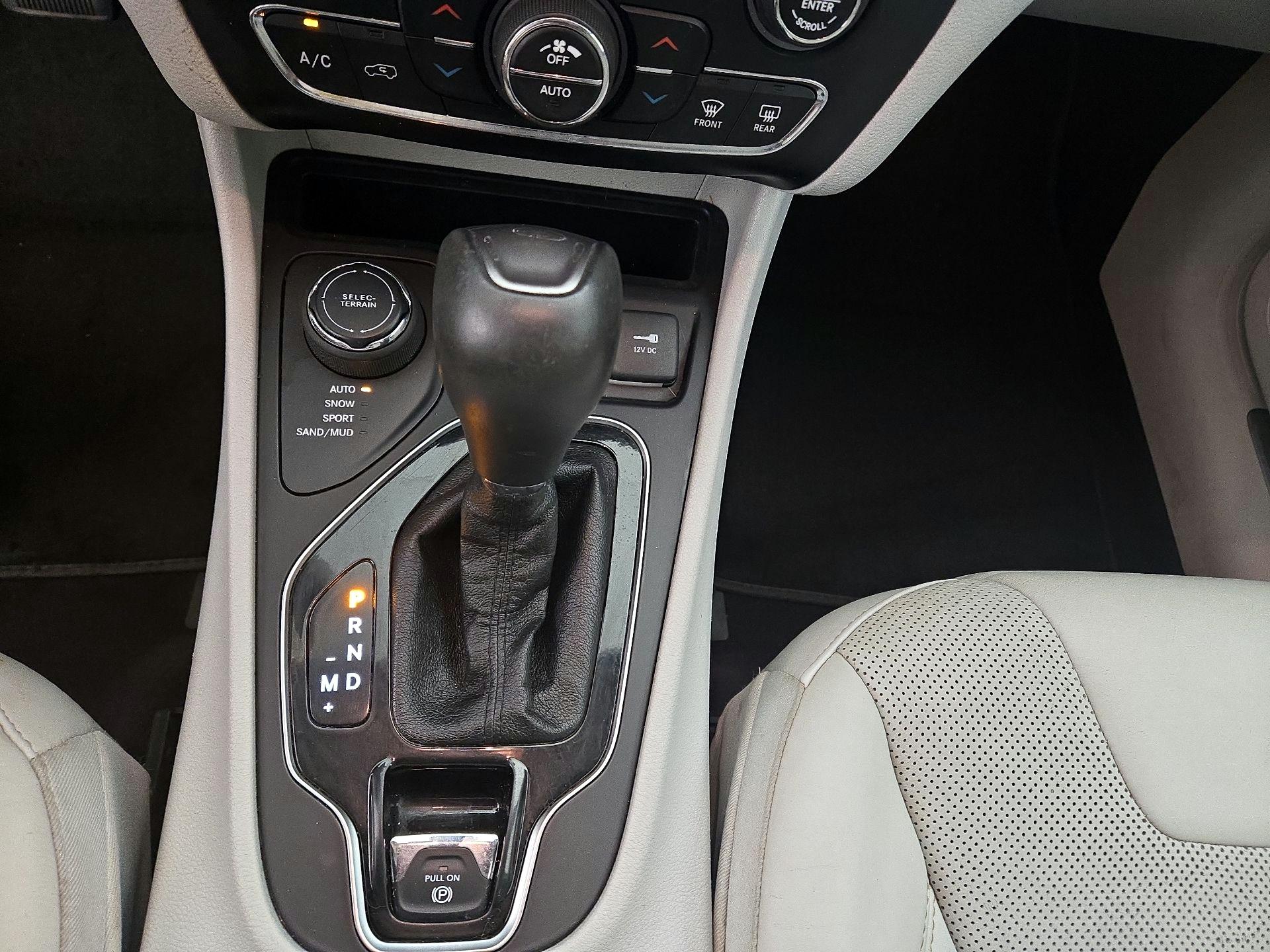 Thumbnail: 2019 Jeep Cherokee - 16