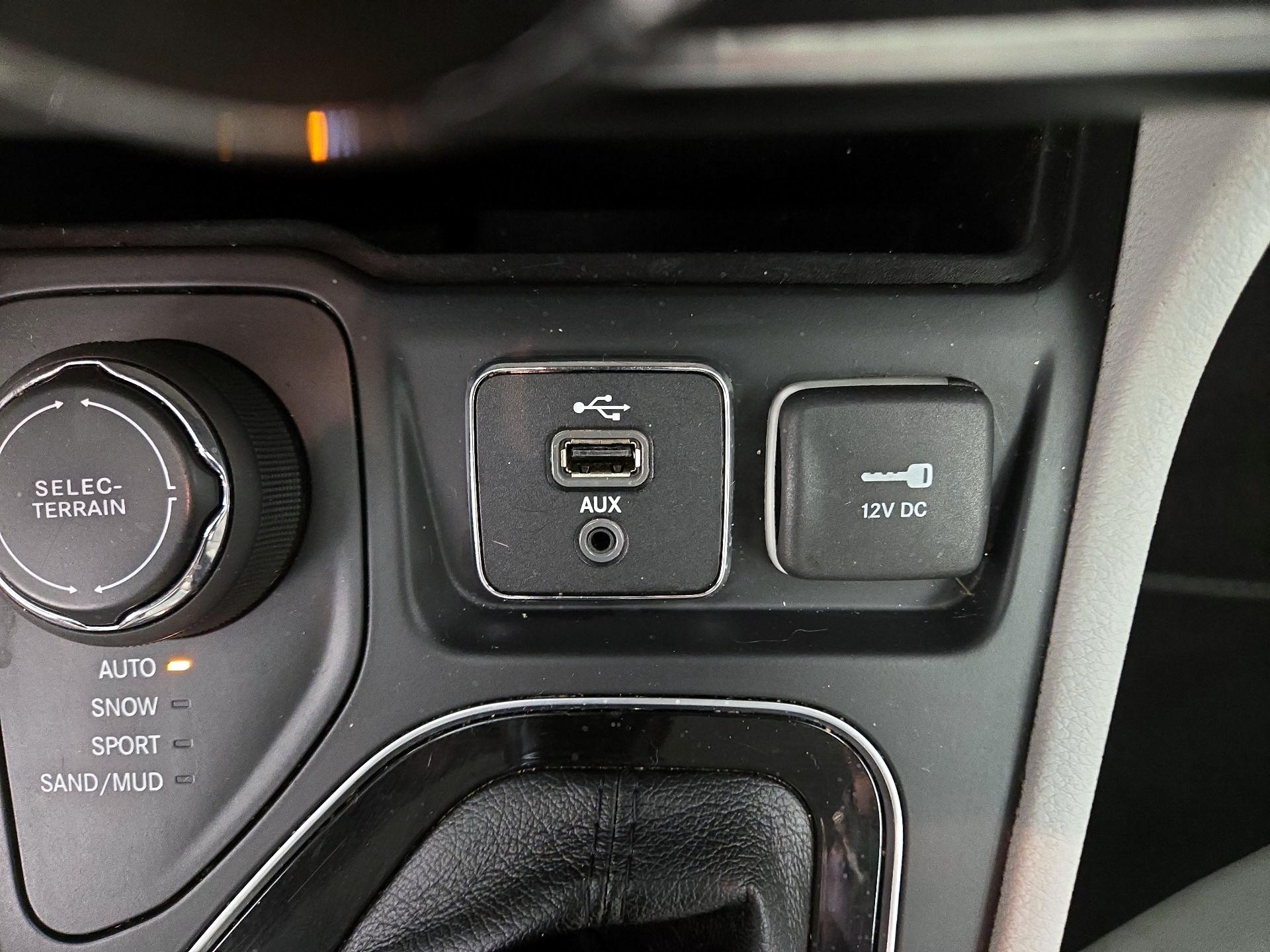 Thumbnail: 2019 Jeep Cherokee - 17