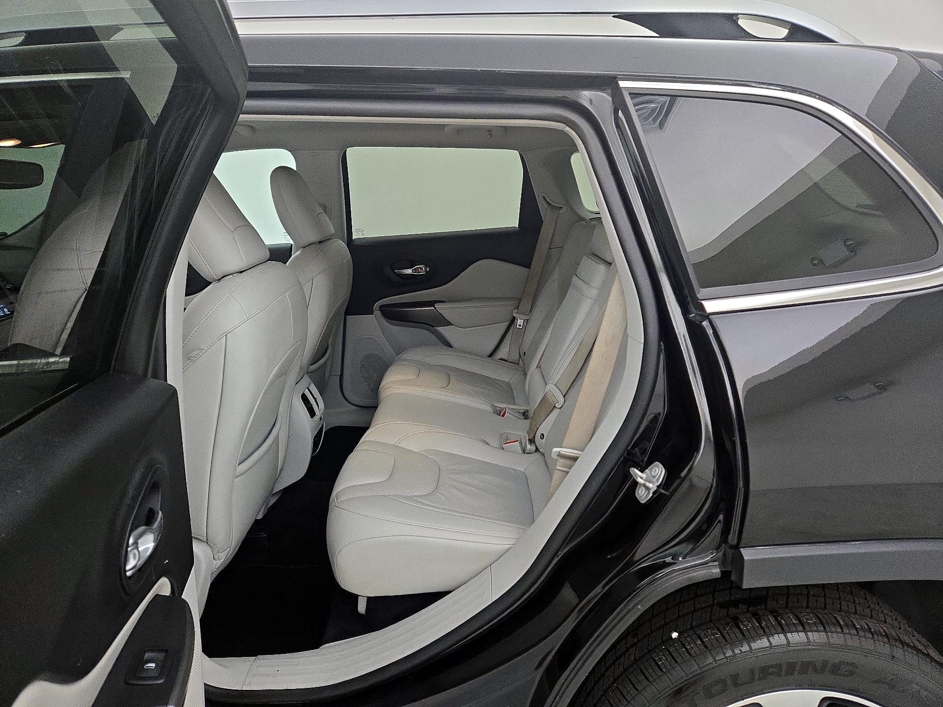 Thumbnail: 2019 Jeep Cherokee - 18