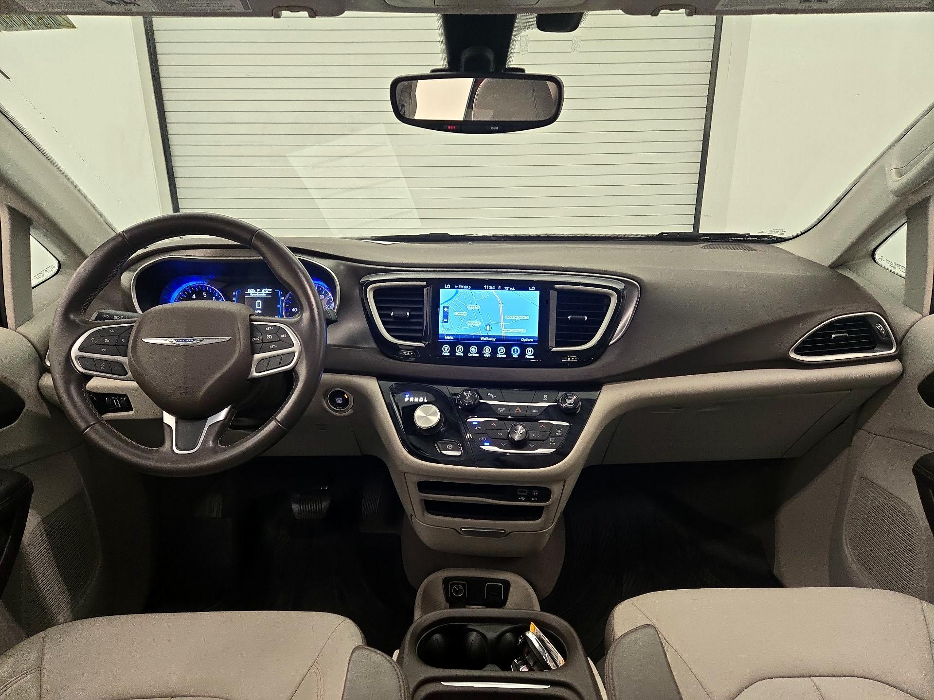 Thumbnail: 2017 Chrysler Pacifica - 9