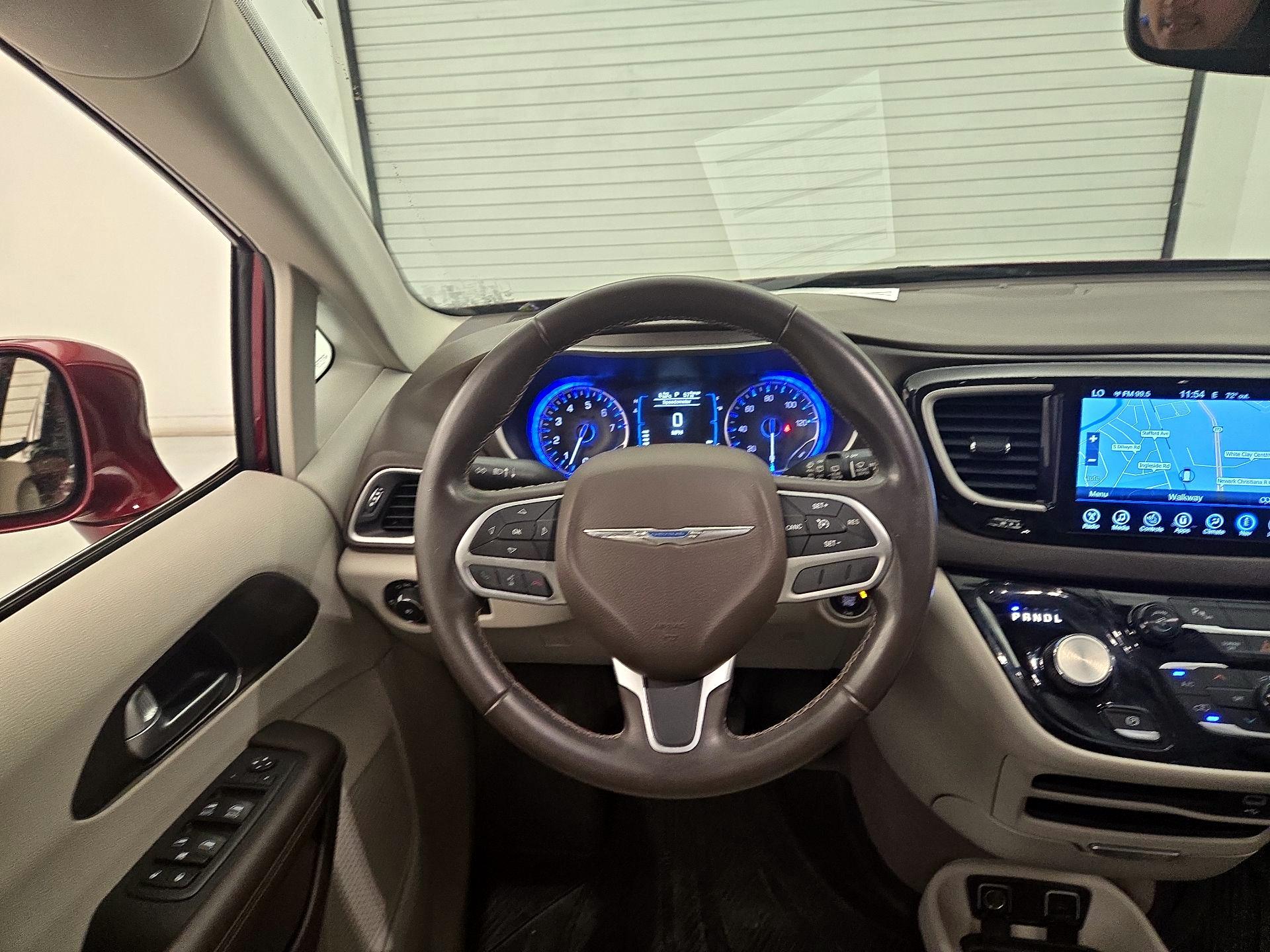 Thumbnail: 2017 Chrysler Pacifica - 10