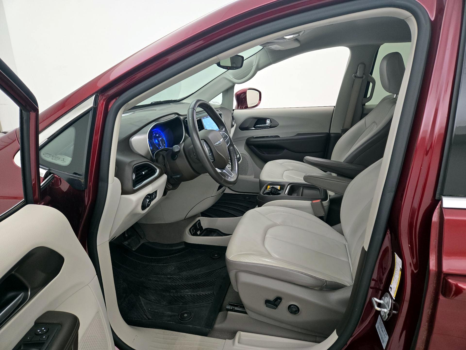 Thumbnail: 2017 Chrysler Pacifica - 11