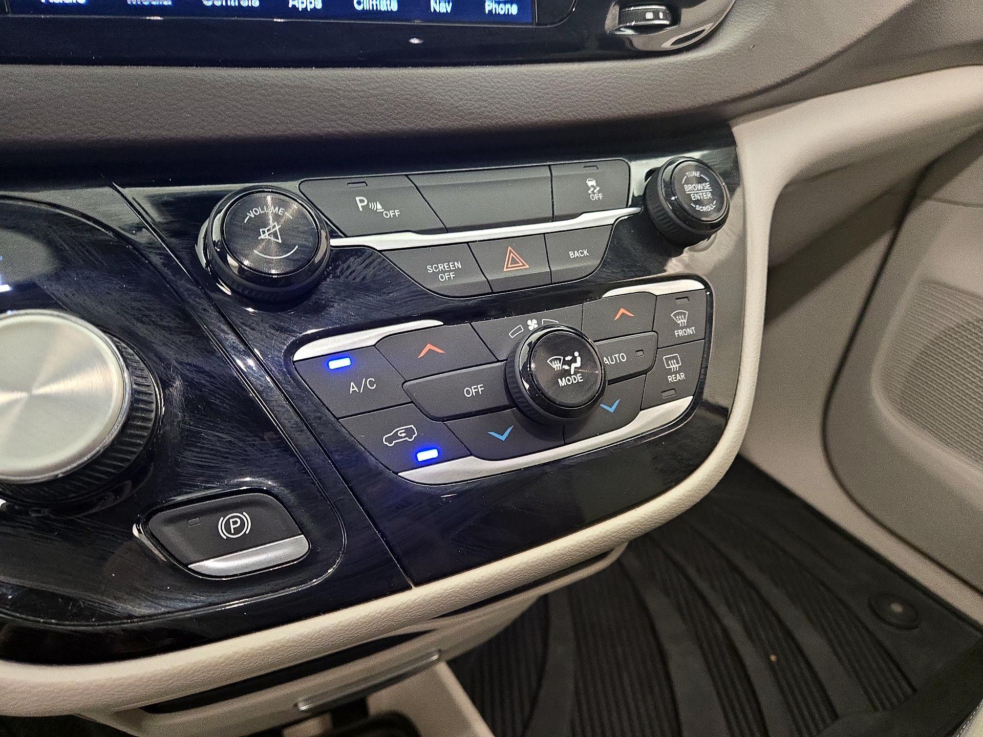 Thumbnail: 2017 Chrysler Pacifica - 17