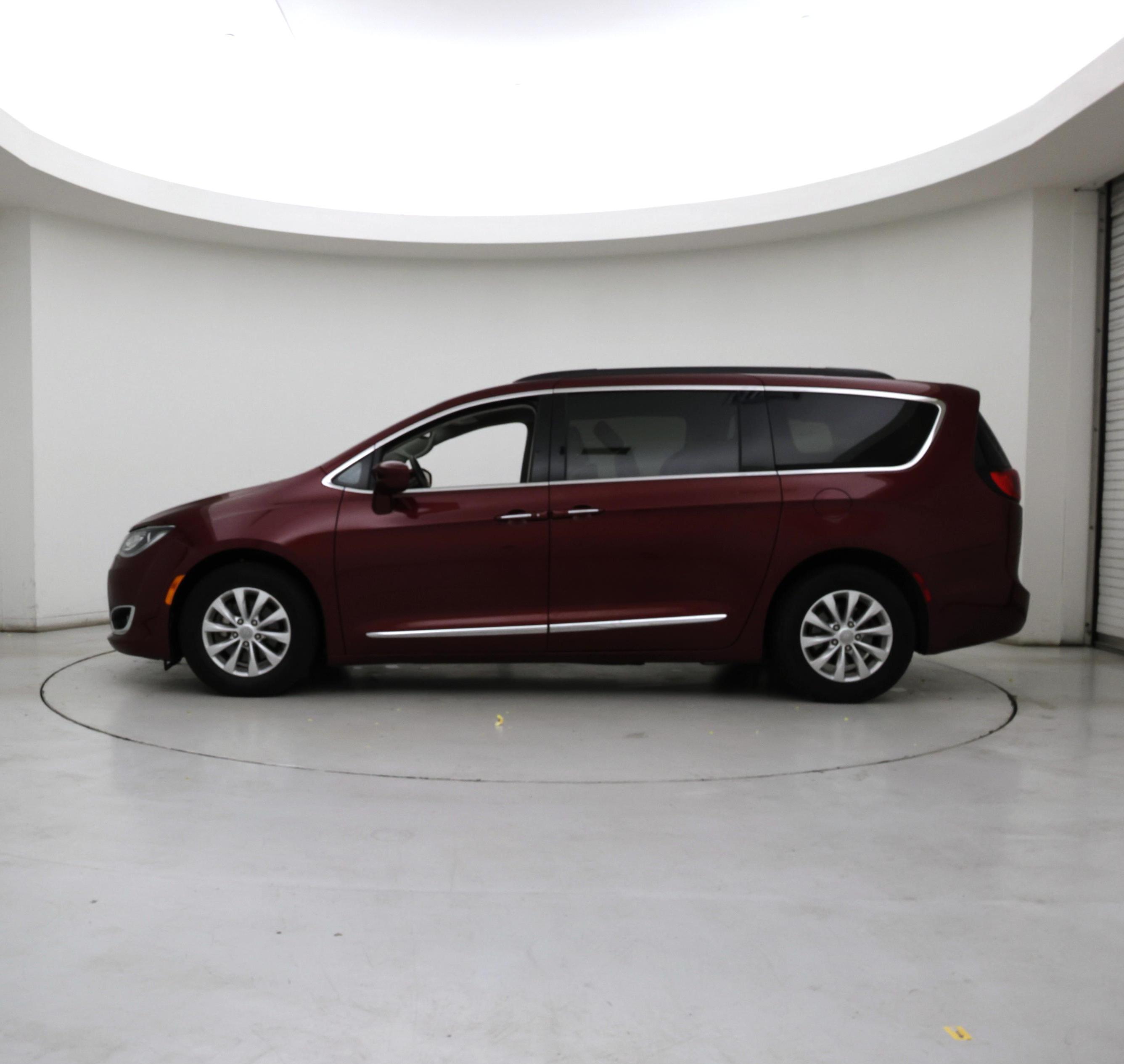 Thumbnail: 2017 Chrysler Pacifica - 3