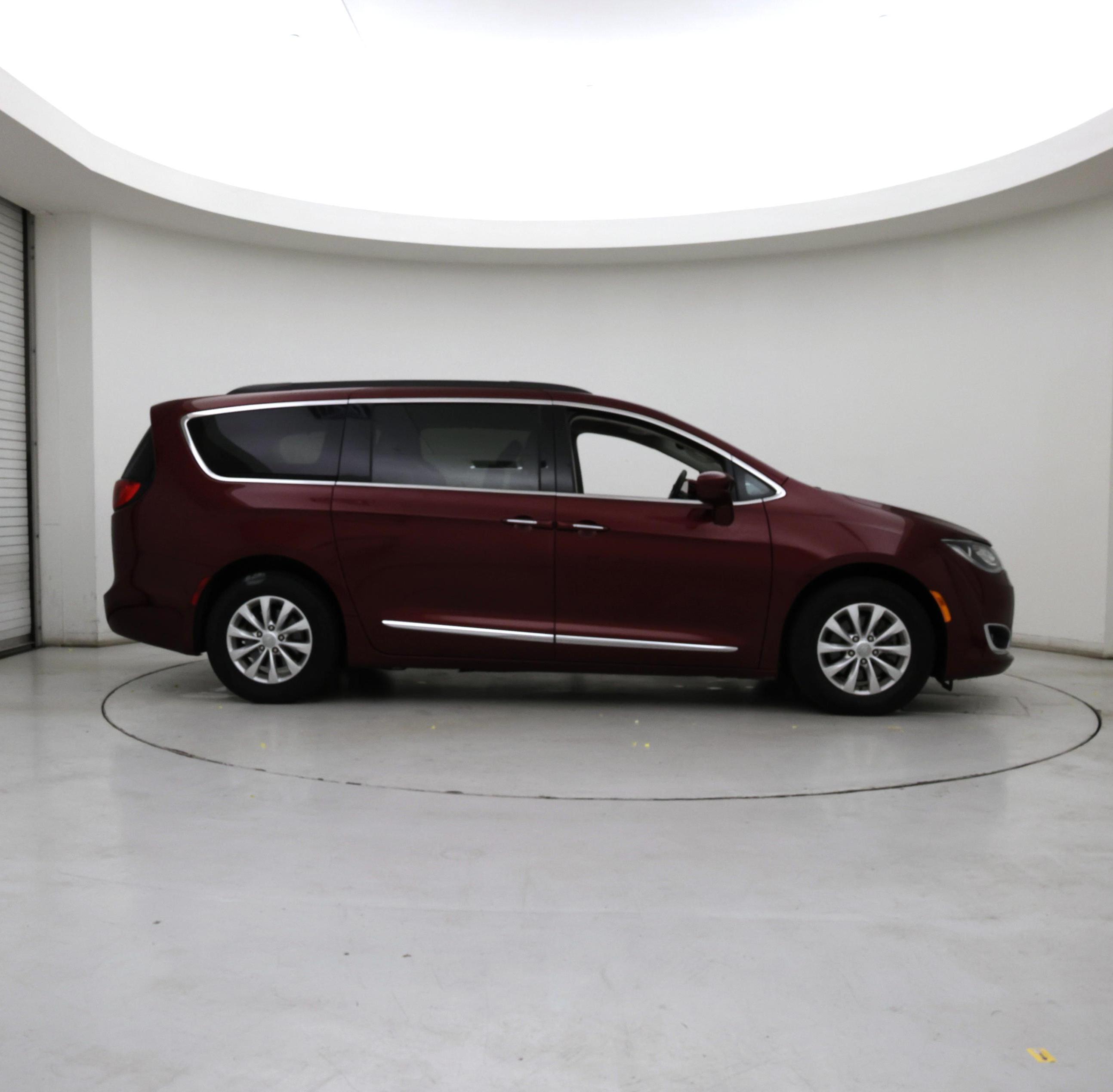 Thumbnail: 2017 Chrysler Pacifica - 7
