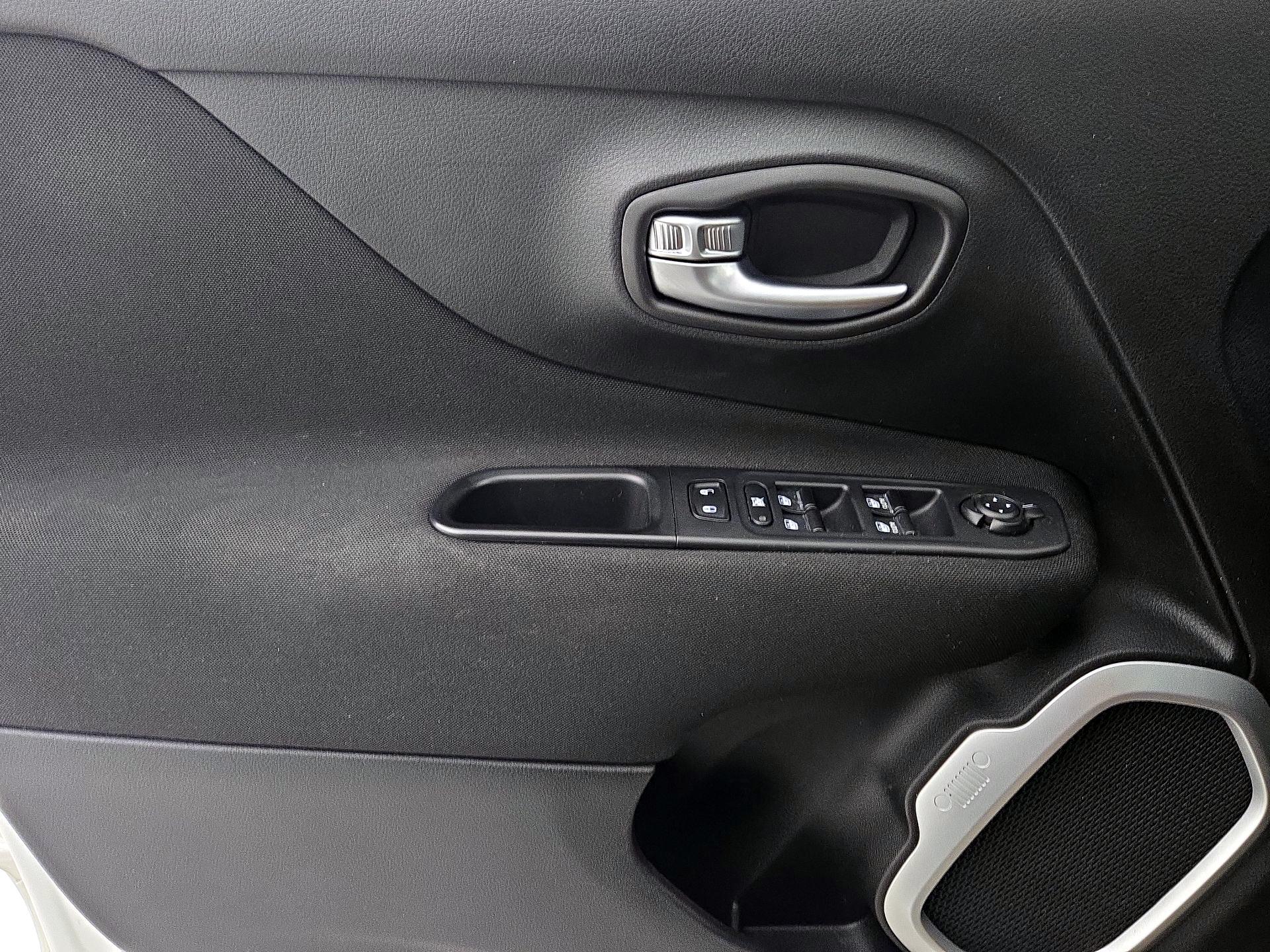 Thumbnail: 2018 Jeep Renegade - 12