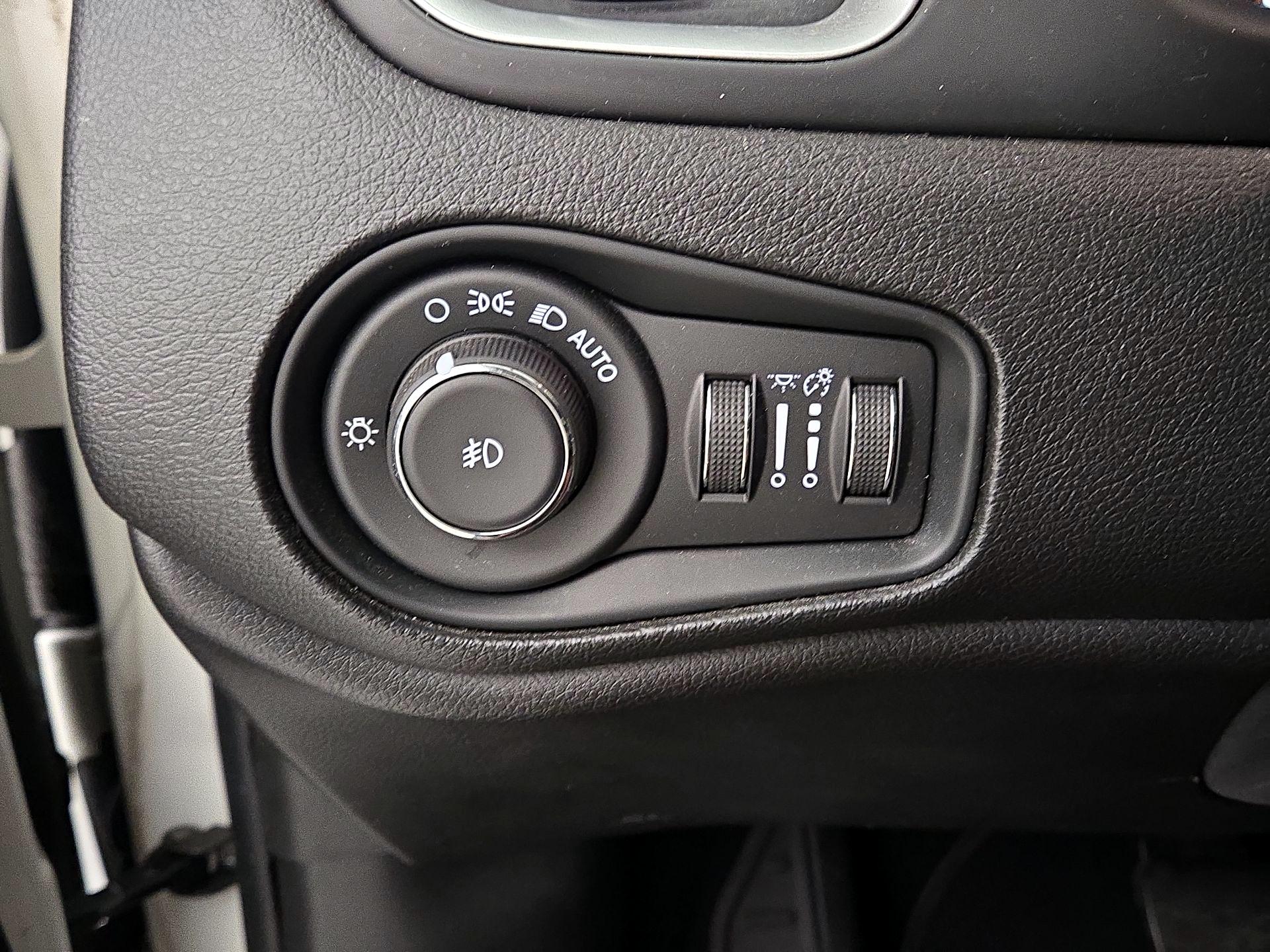 Thumbnail: 2018 Jeep Renegade - 13
