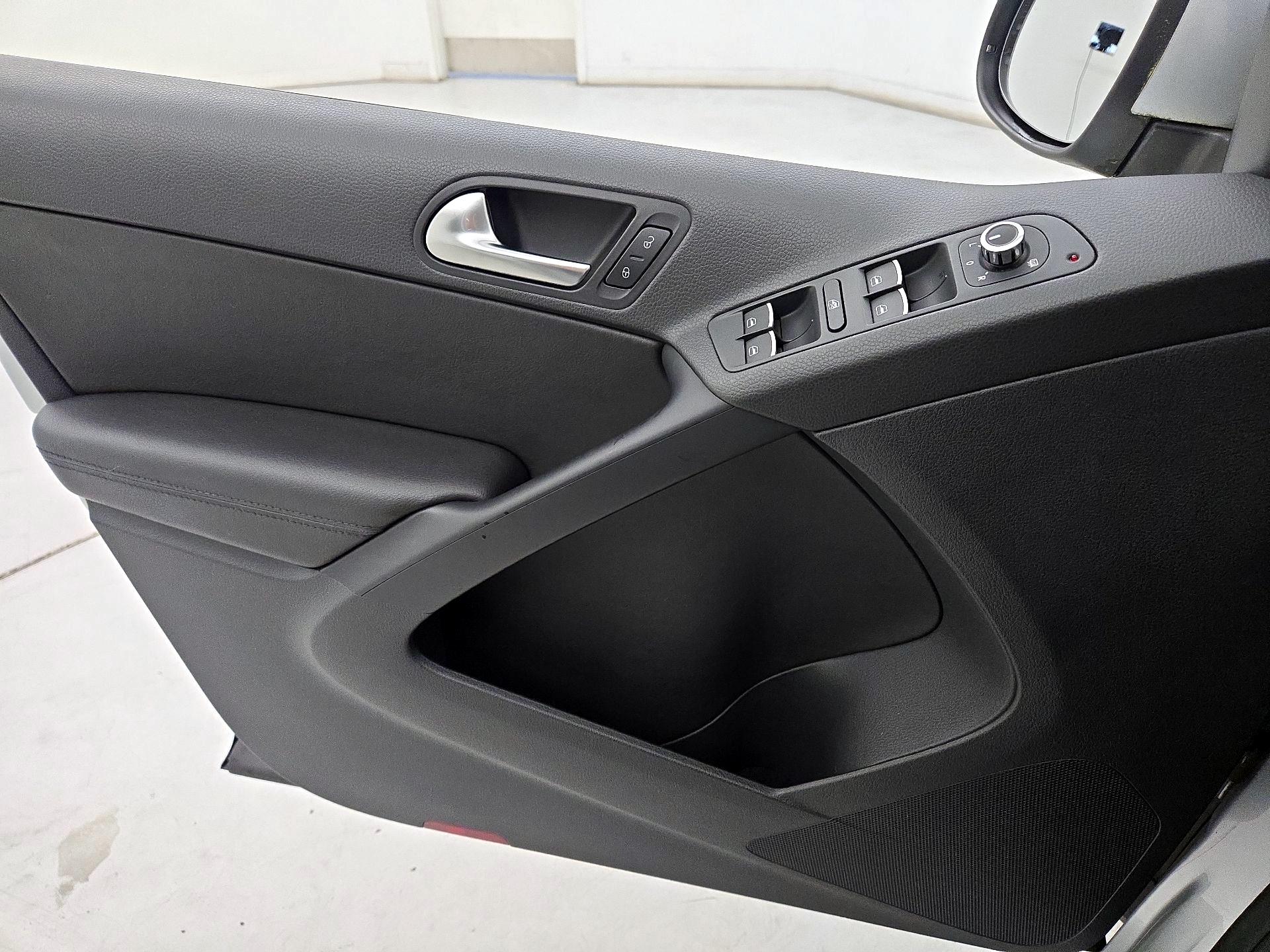 Thumbnail: 2014 Volkswagen Tiguan - 12