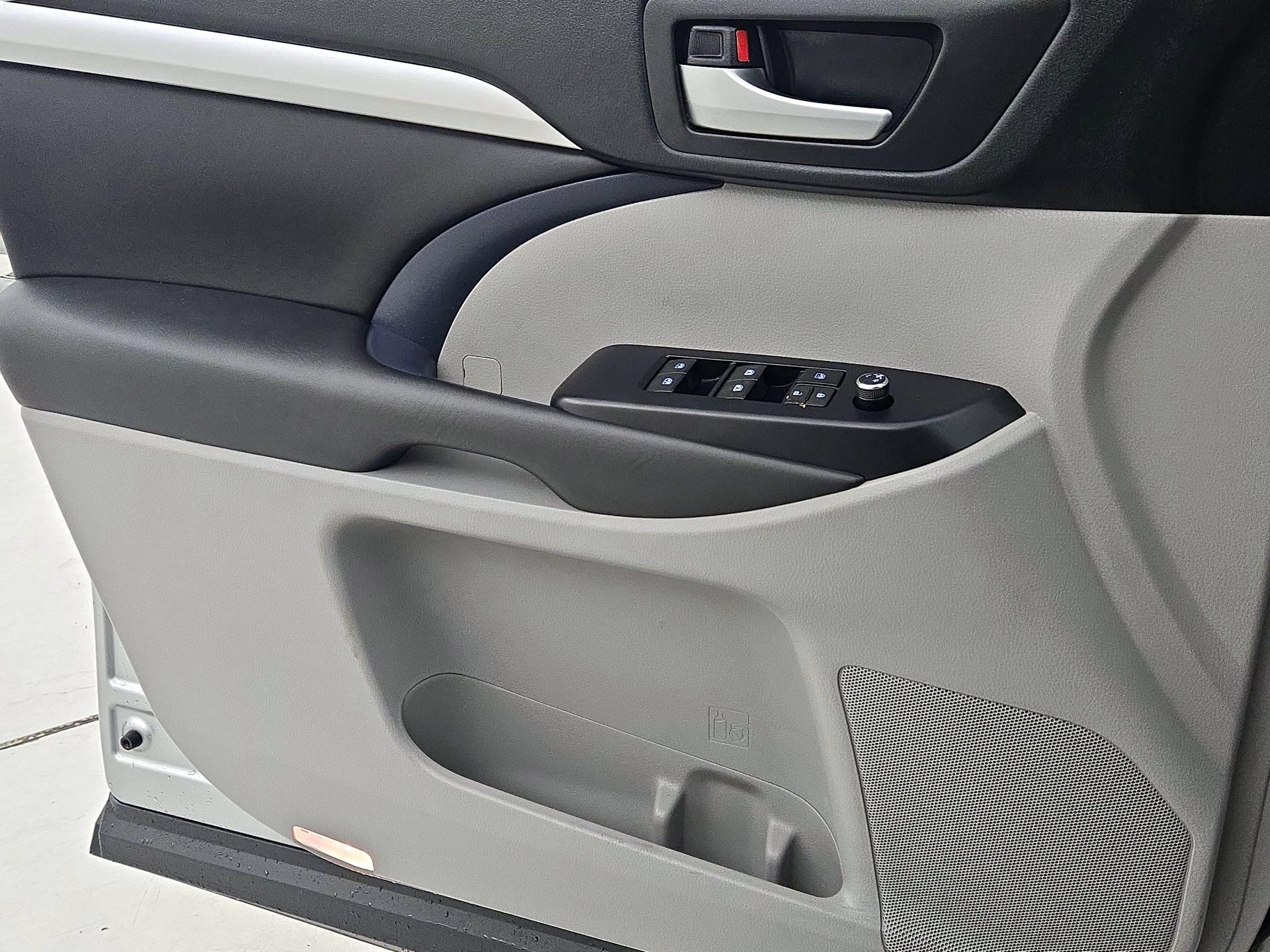 Thumbnail: 2019 Toyota Highlander - 12