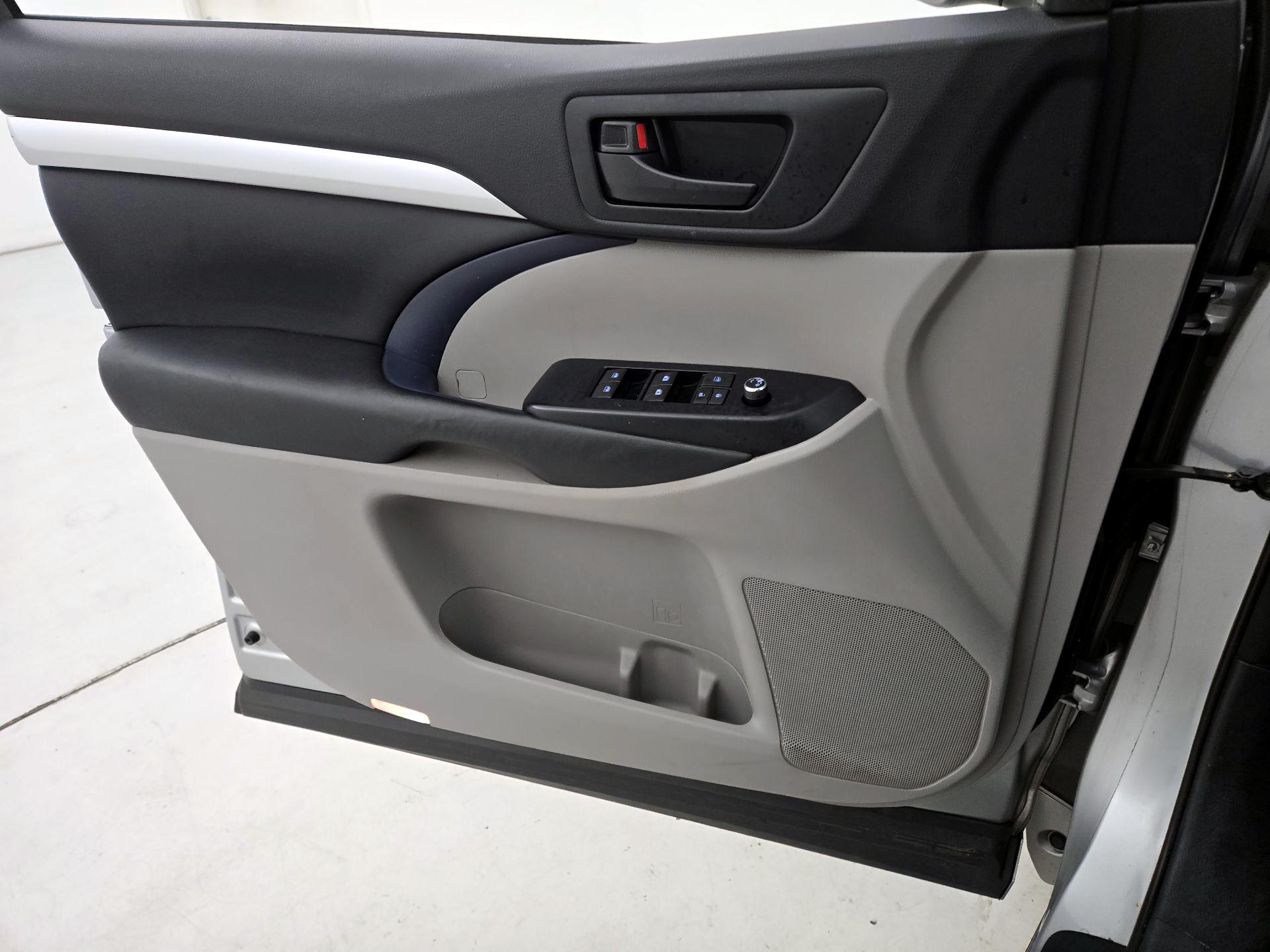 Thumbnail: 2015 Toyota Highlander - 12