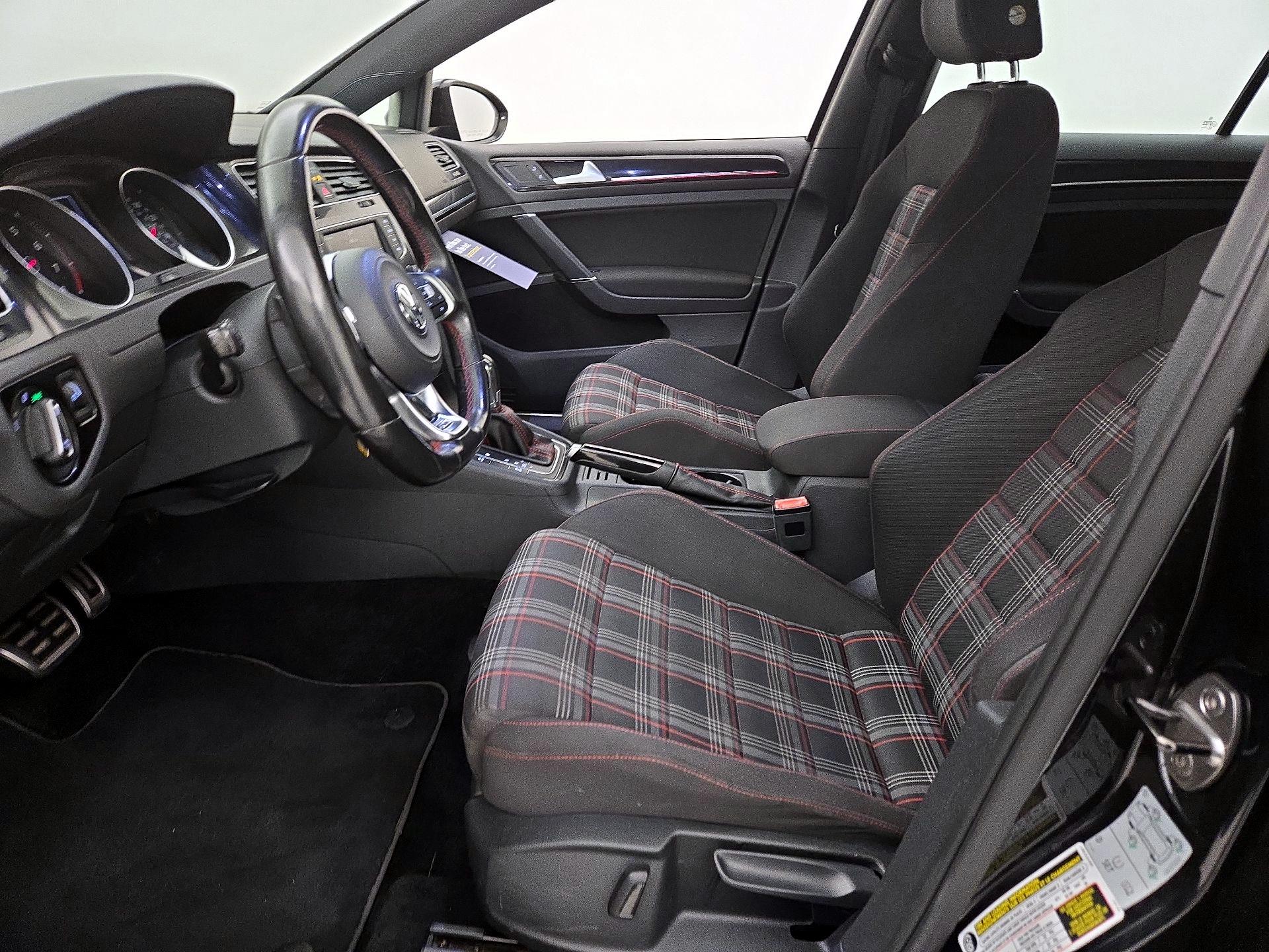 Thumbnail: 2016 Volkswagen Golf - 11