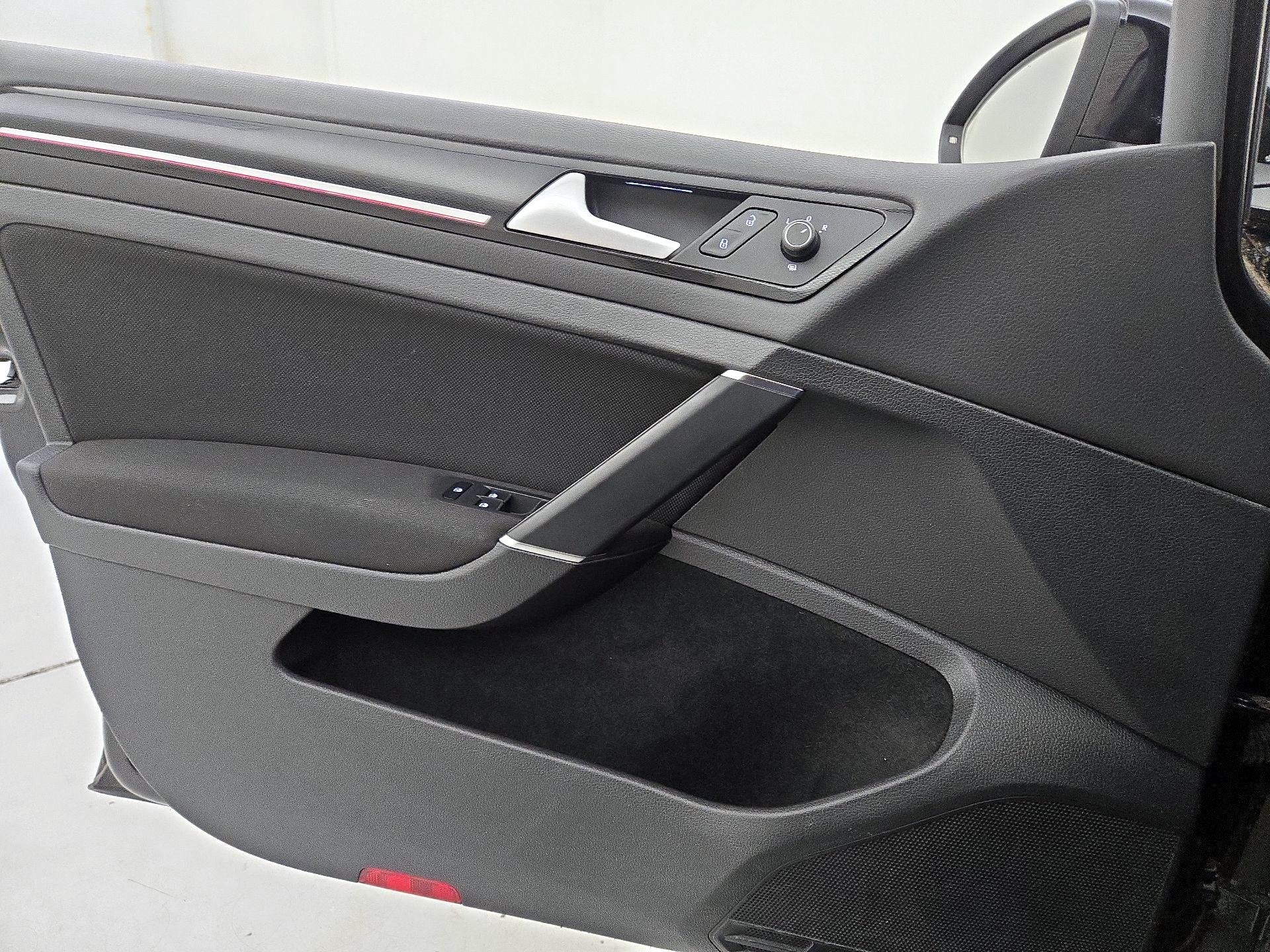Thumbnail: 2016 Volkswagen Golf - 12
