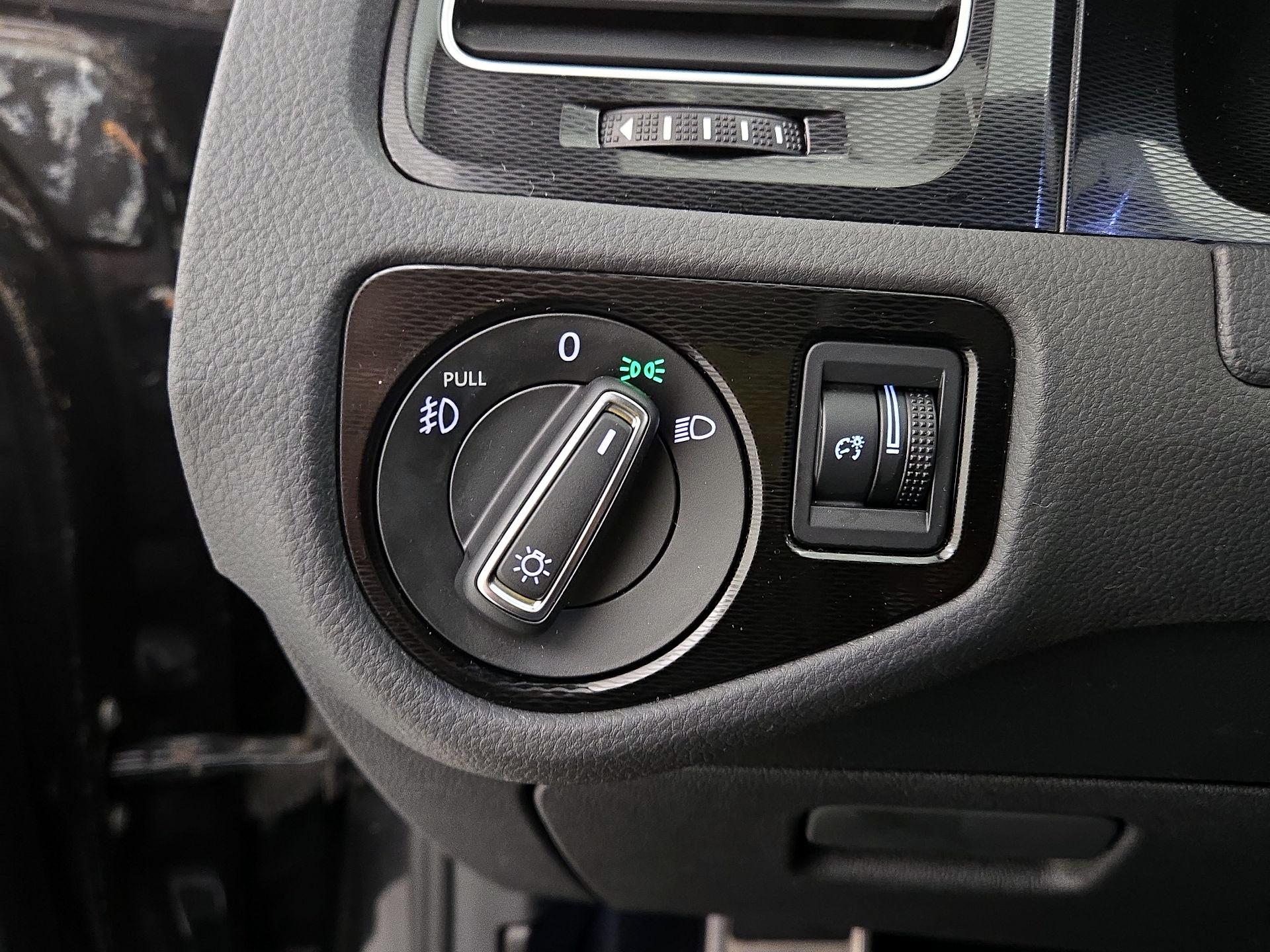 Thumbnail: 2016 Volkswagen Golf - 13