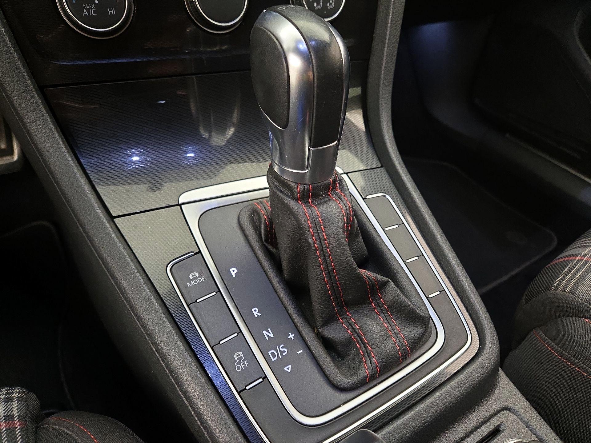 Thumbnail: 2016 Volkswagen Golf - 17