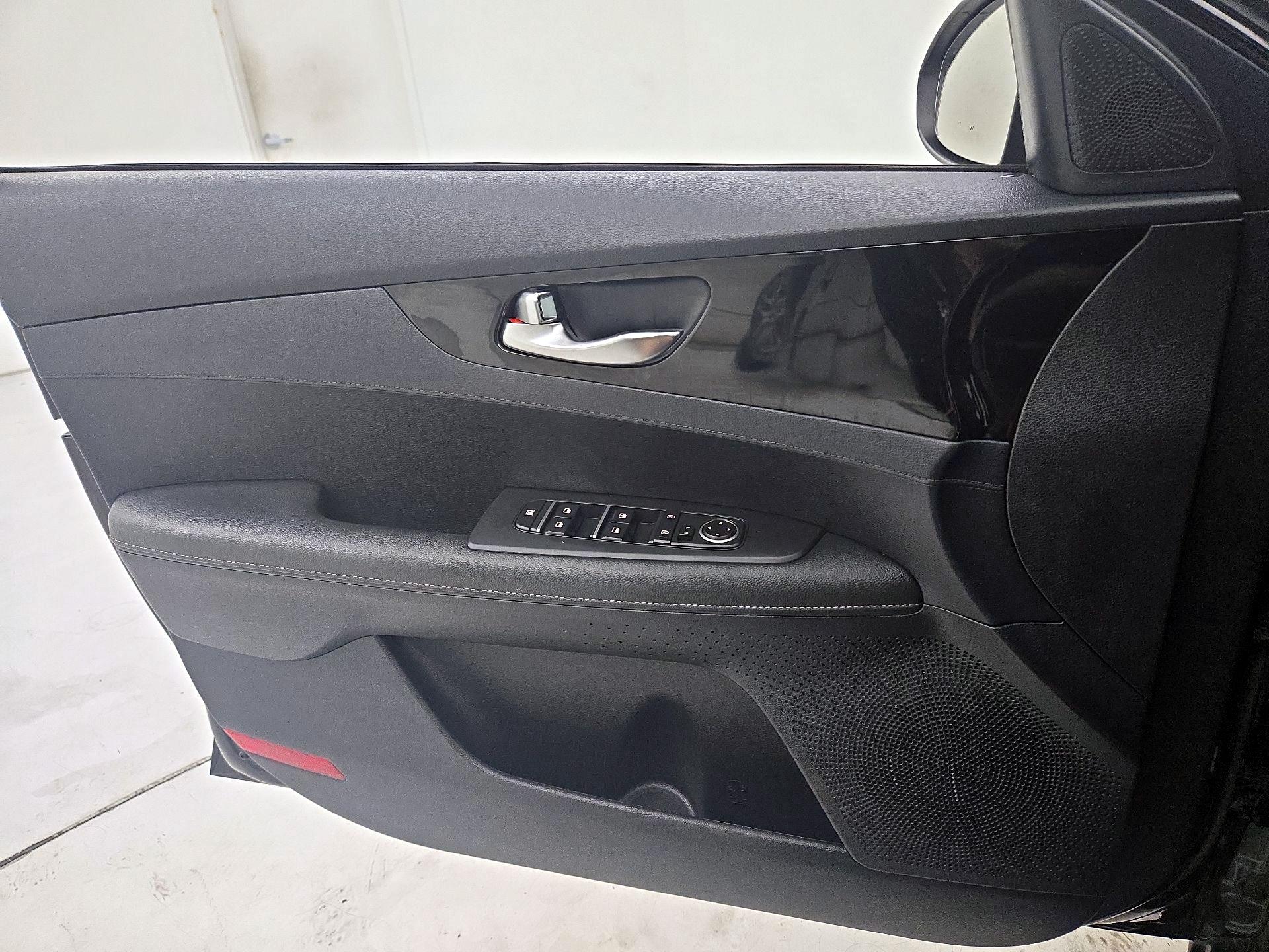 Thumbnail: 2019 Kia Forte - 12