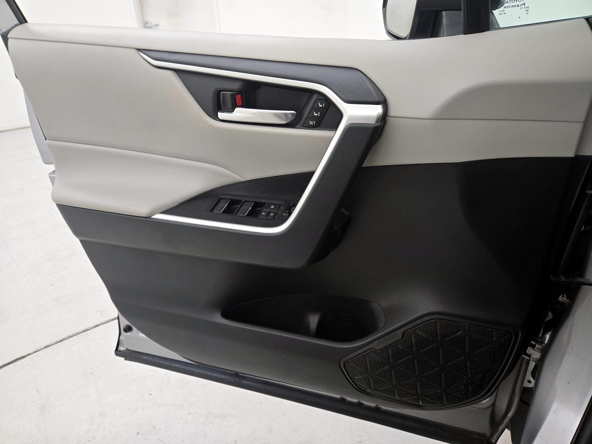 Thumbnail: 2022 Toyota RAV4 - 12