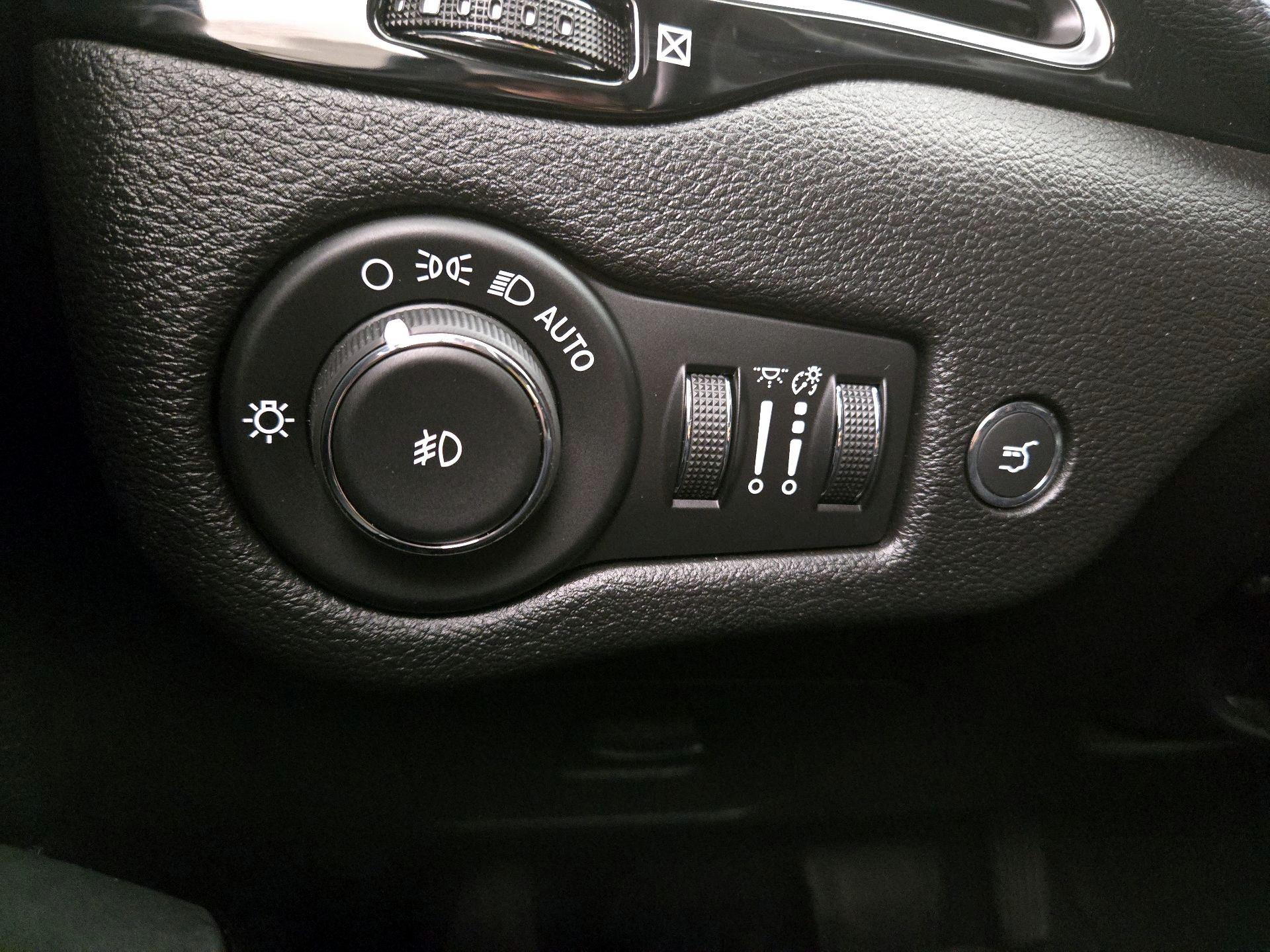 Thumbnail: 2020 Jeep Cherokee - 13