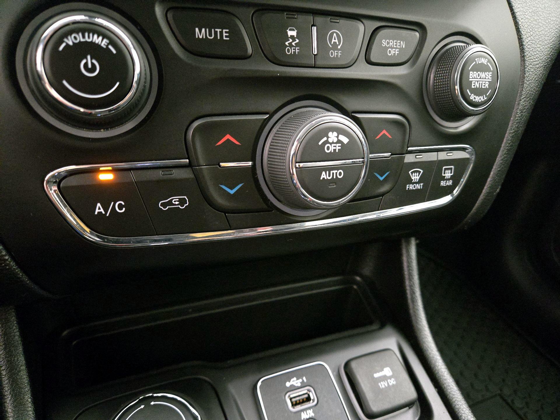 Thumbnail: 2020 Jeep Cherokee - 16
