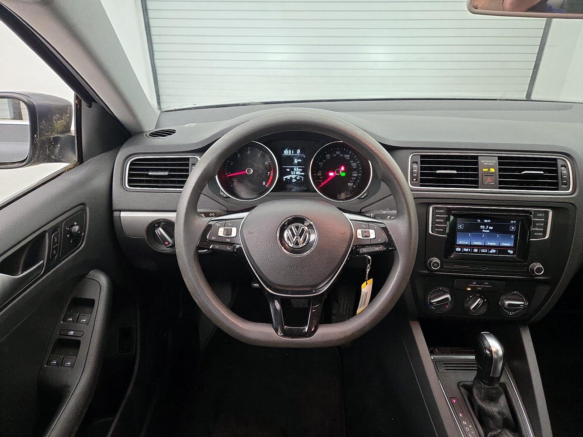 Thumbnail: 2017 Volkswagen Jetta - 10