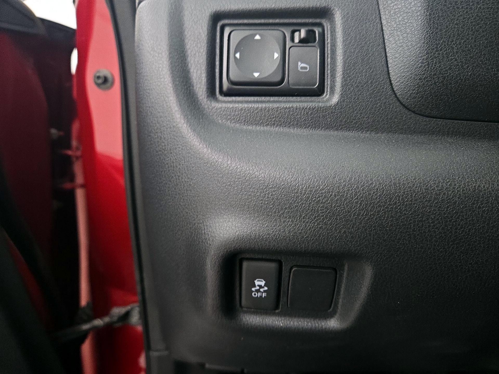 Thumbnail: 2014 Nissan Versa Note - 13