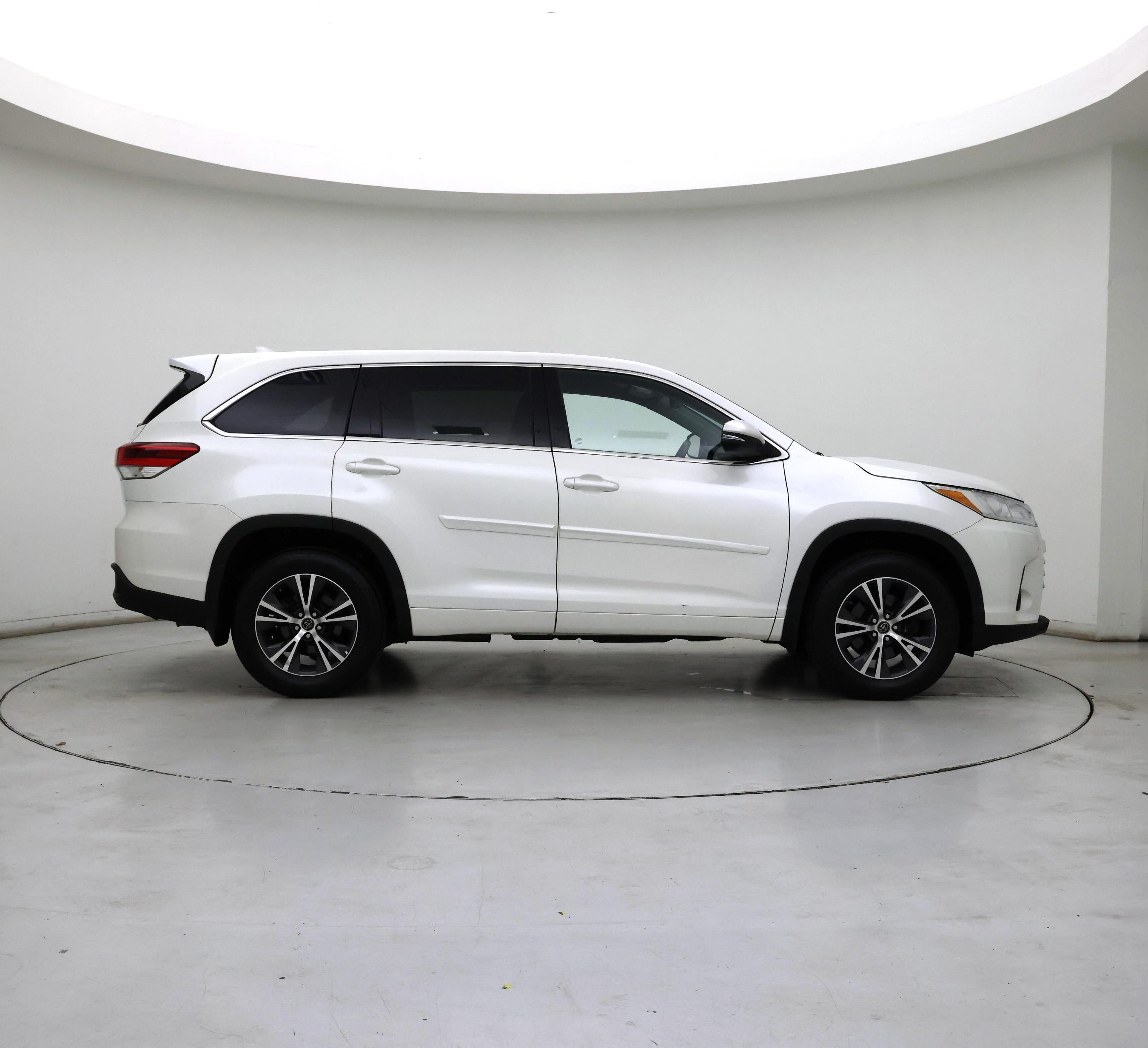 Thumbnail: 2017 Toyota Highlander - 7