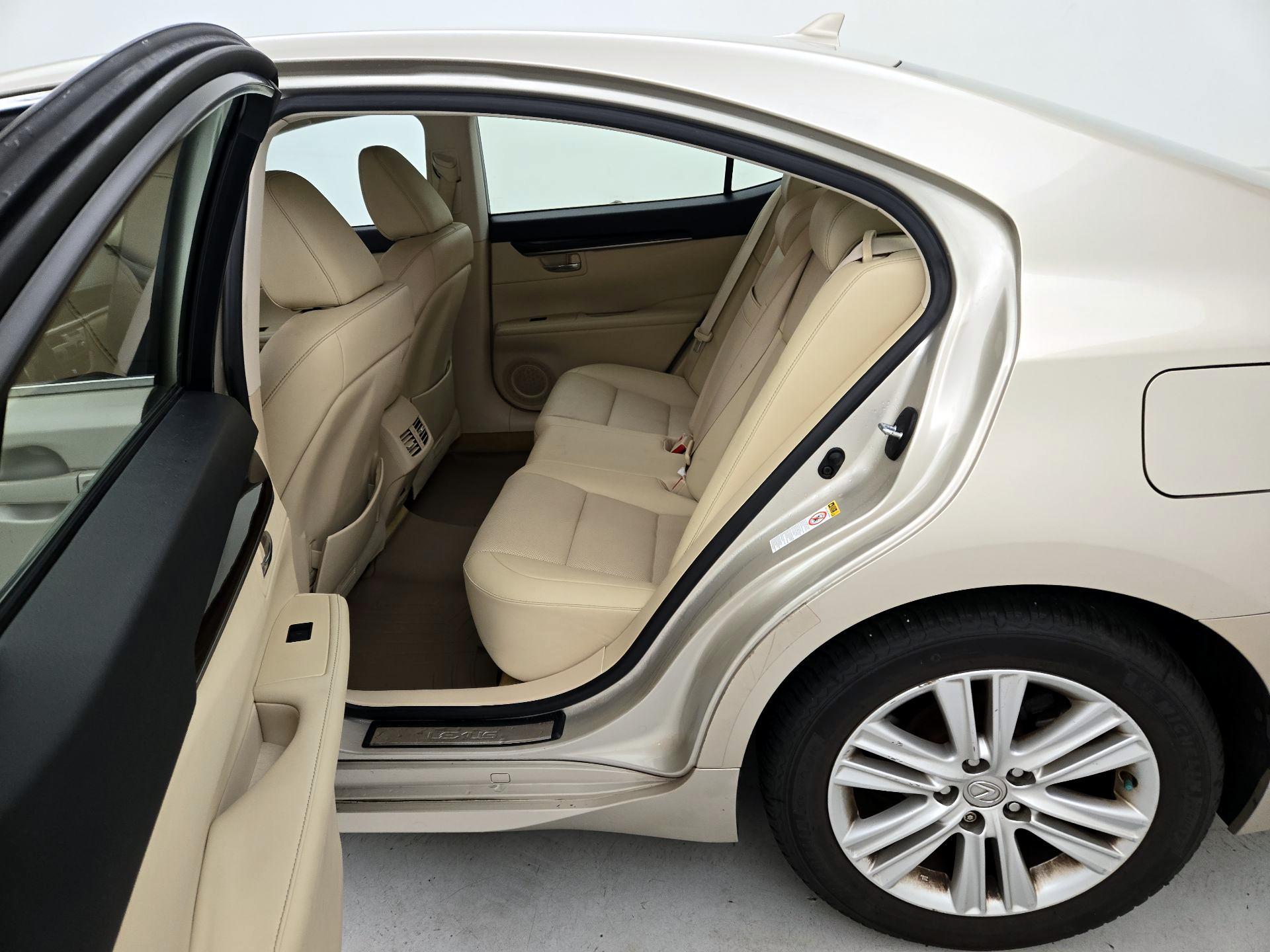 Thumbnail: 2014 Lexus ES - 17