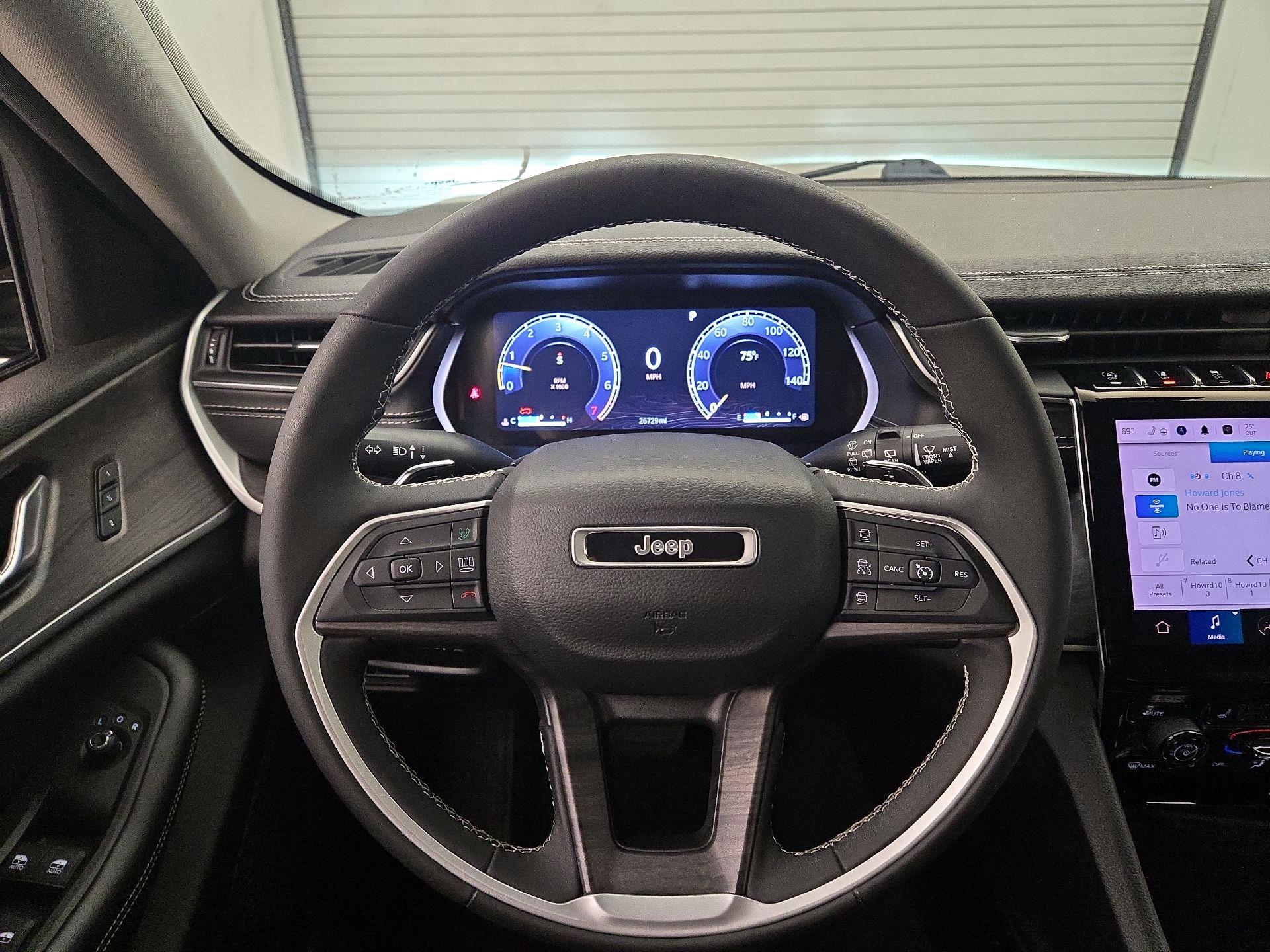 Thumbnail: 2023 Jeep Grand Cherokee - 10