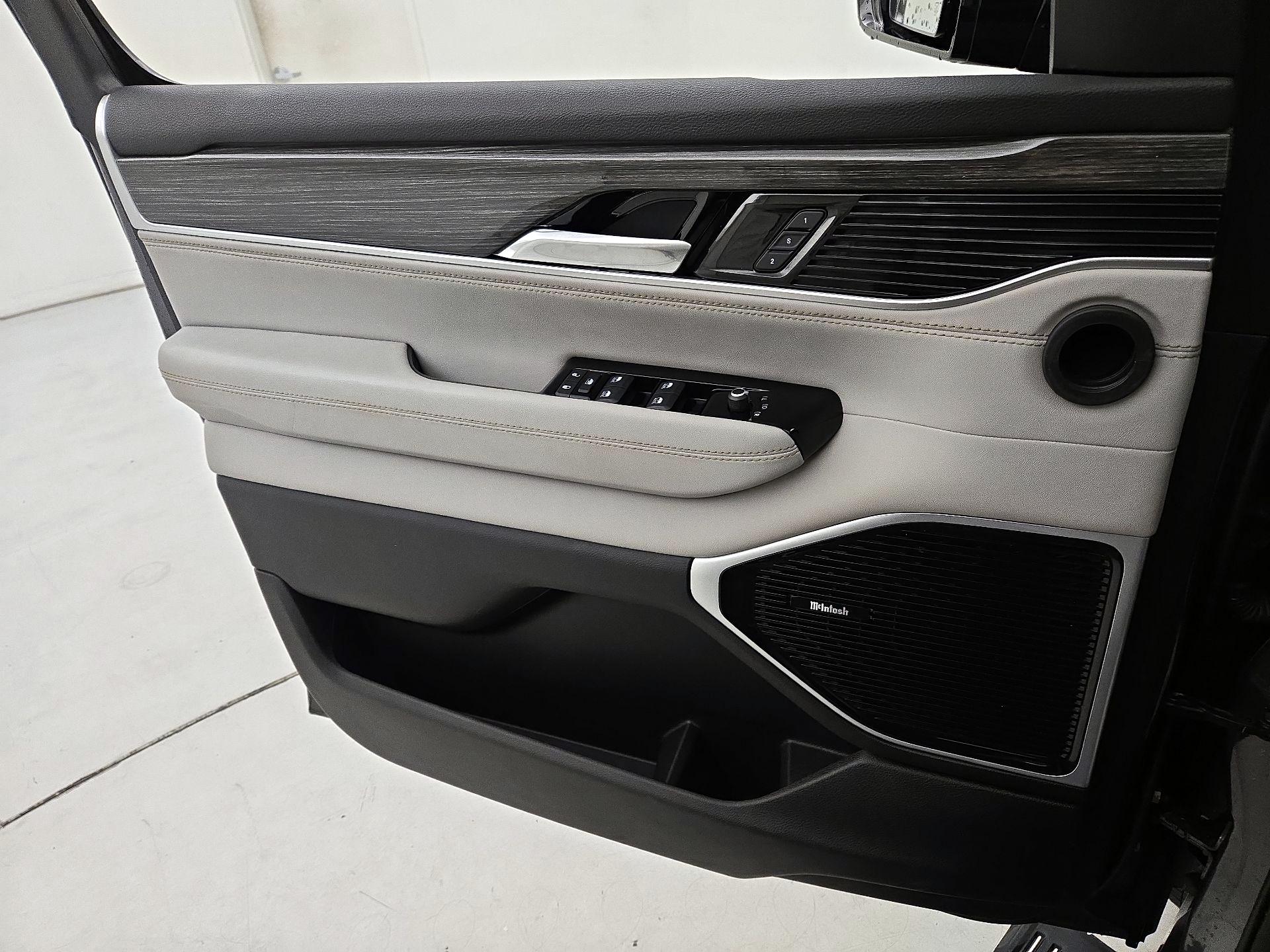 Thumbnail: 2022 Jeep Wagoneer - 12