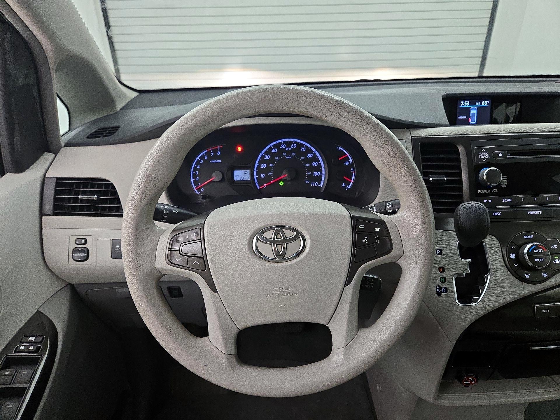 Thumbnail: 2014 Toyota Sienna - 10