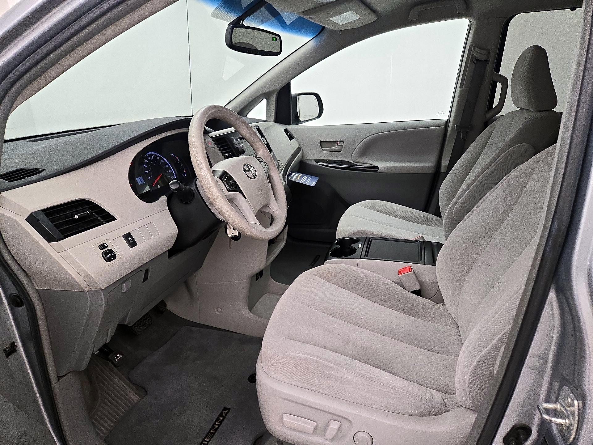 Thumbnail: 2014 Toyota Sienna - 11