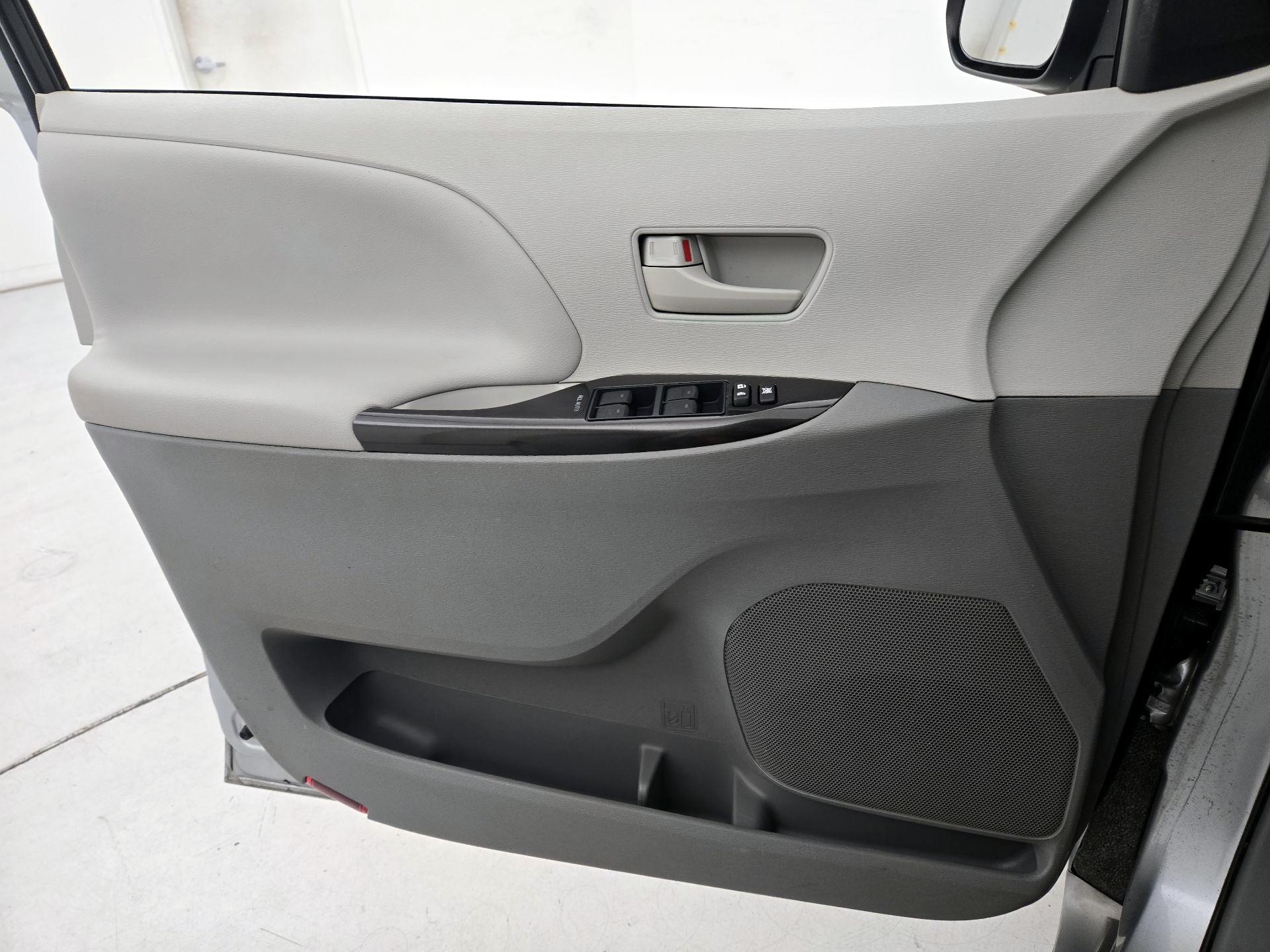 Thumbnail: 2014 Toyota Sienna - 12