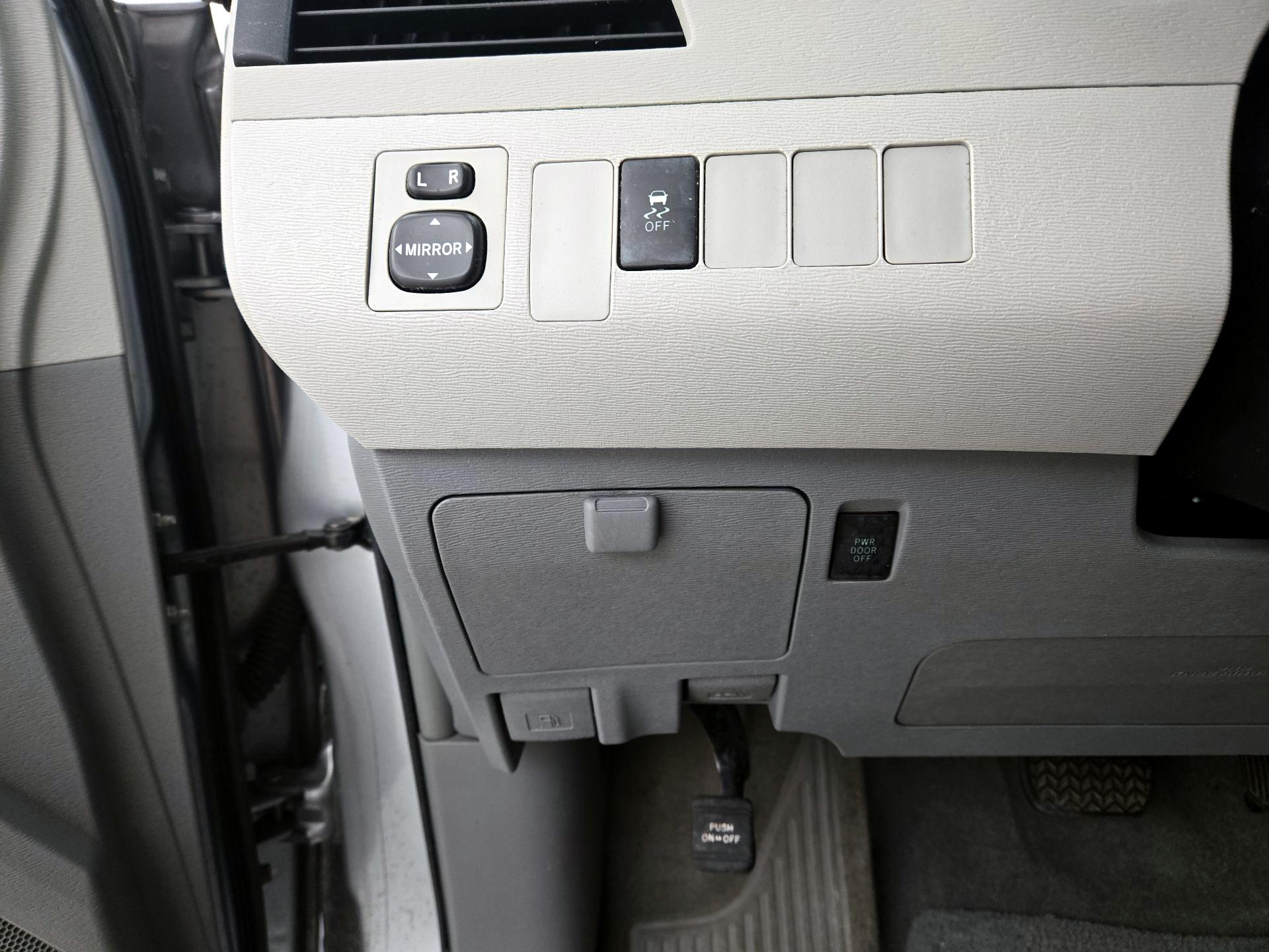Thumbnail: 2014 Toyota Sienna - 13