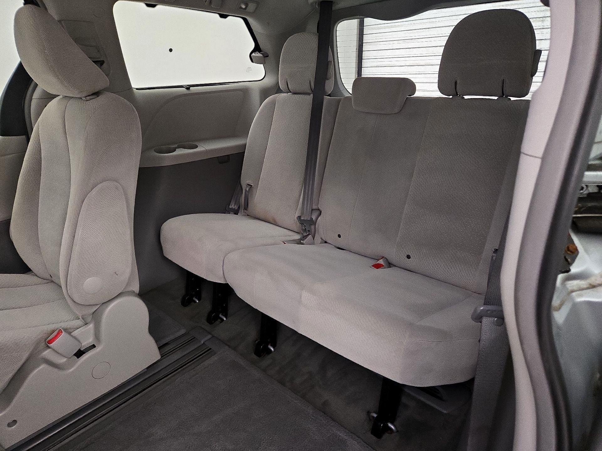 Thumbnail: 2014 Toyota Sienna - 20