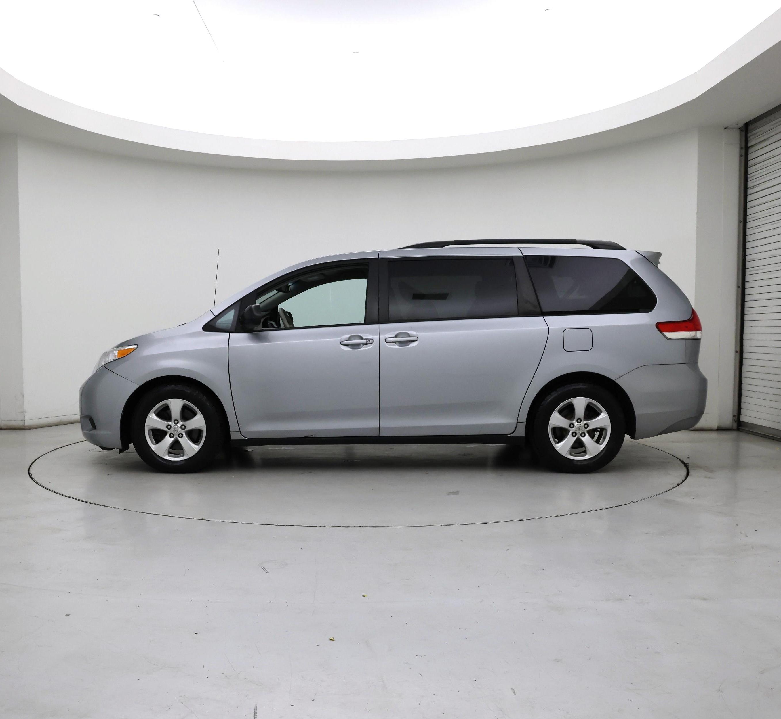 Thumbnail: 2014 Toyota Sienna - 3