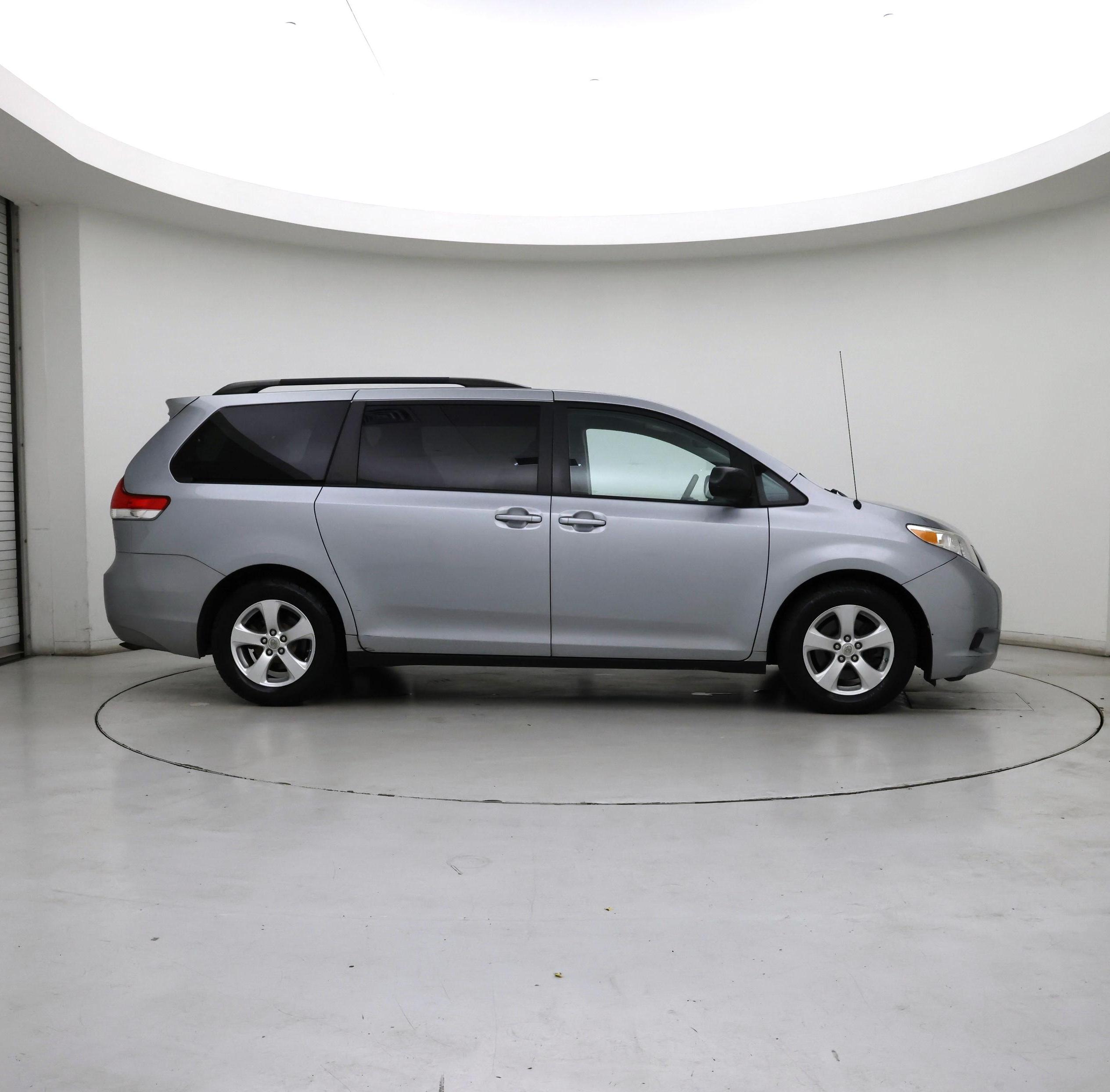 Thumbnail: 2014 Toyota Sienna - 7