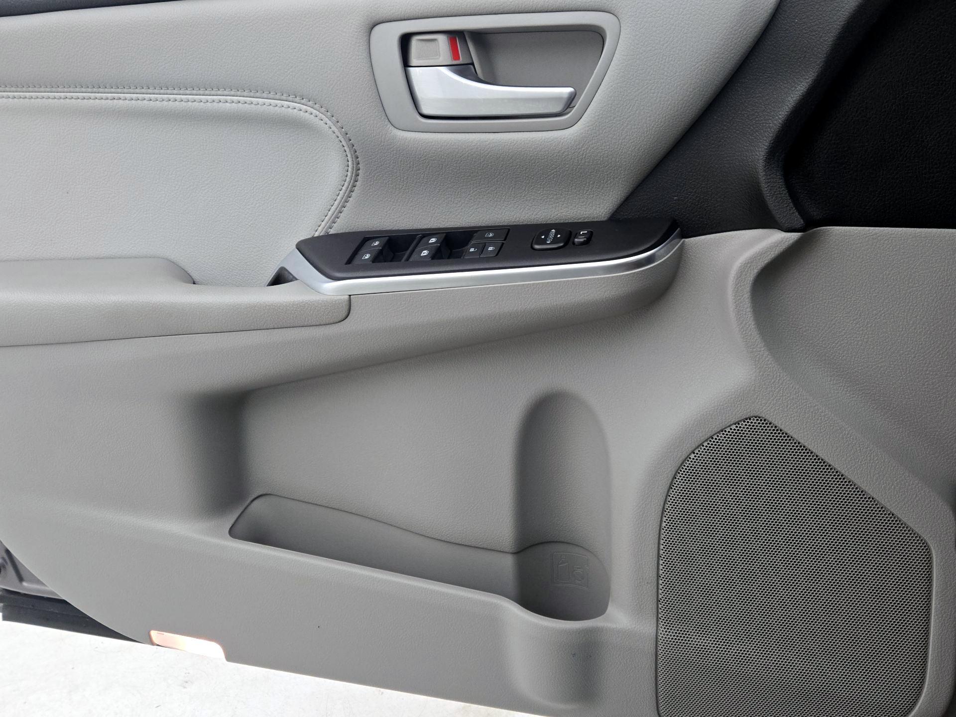 Thumbnail: 2016 Toyota Camry - 12