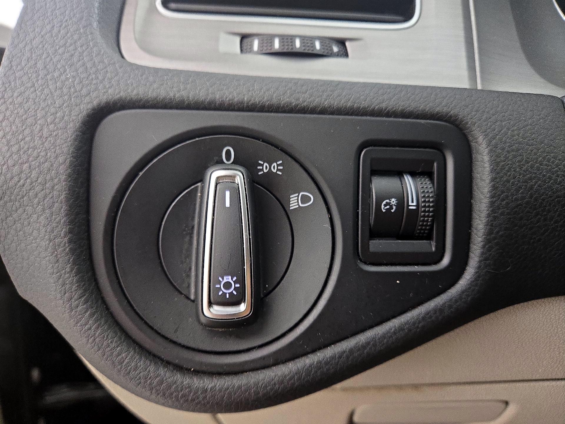 Thumbnail: 2015 Volkswagen Golf - 13