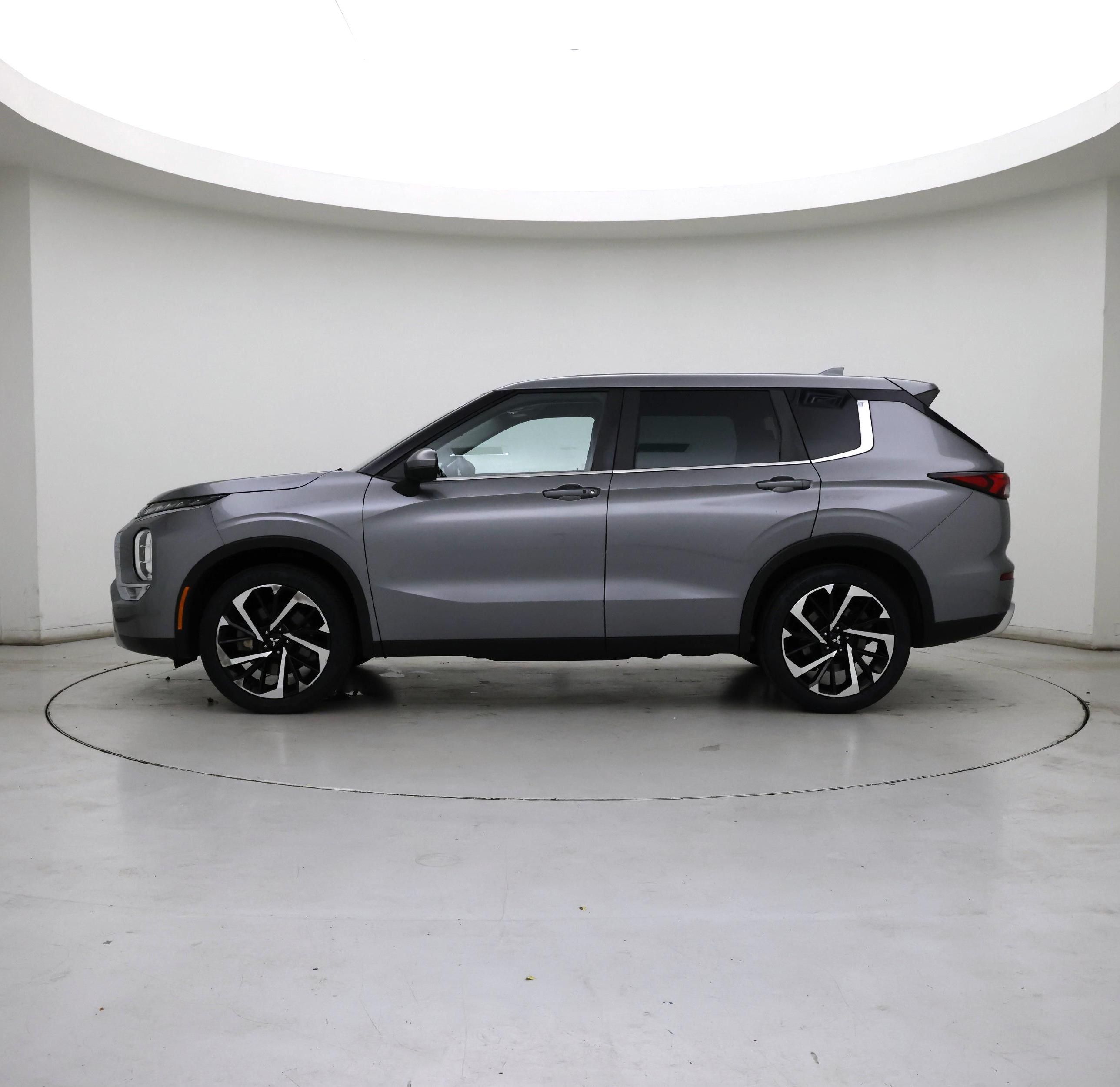 Thumbnail: 2023 Mitsubishi Outlander - 3