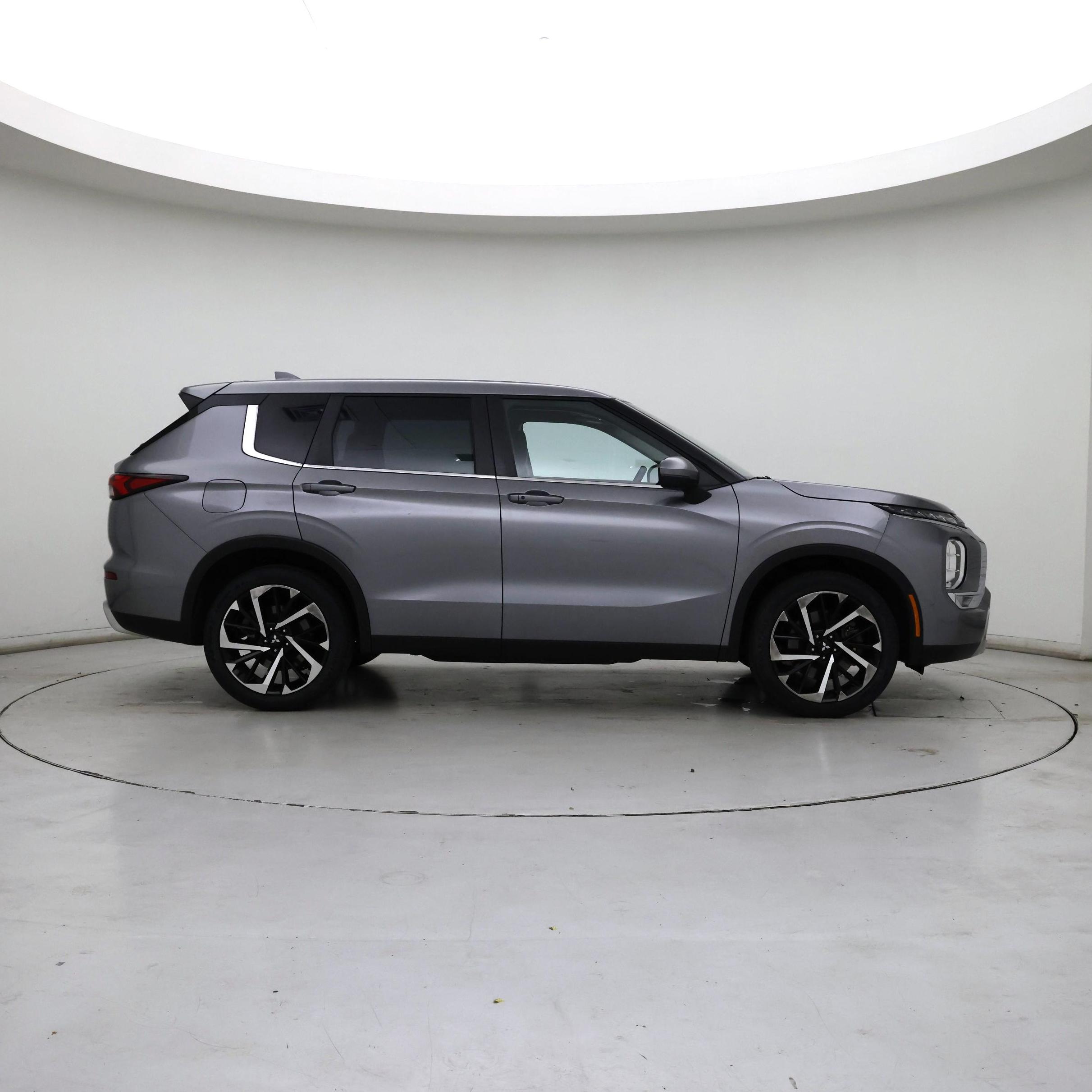 Thumbnail: 2023 Mitsubishi Outlander - 7
