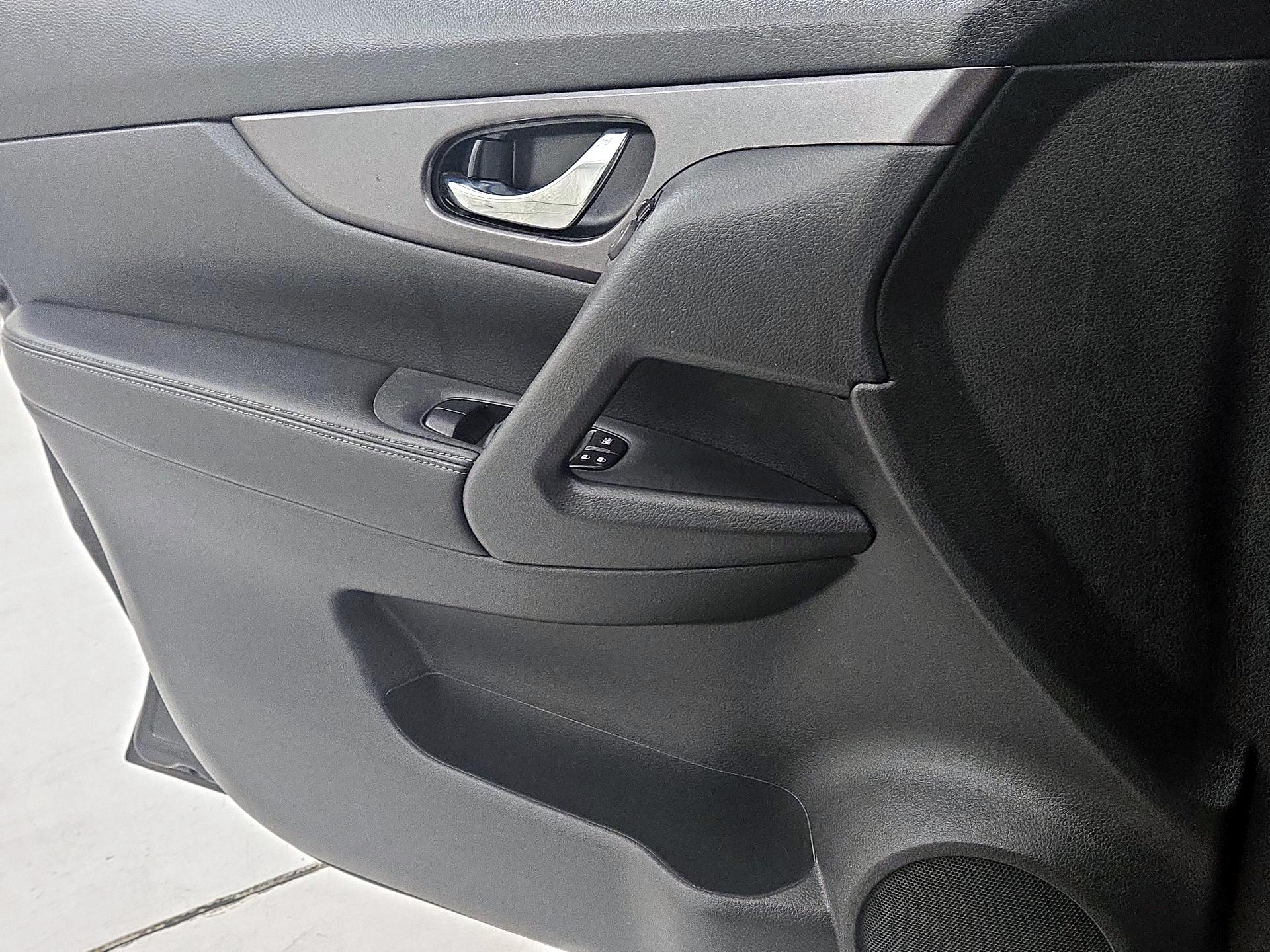 Thumbnail: 2016 Nissan Rogue - 12