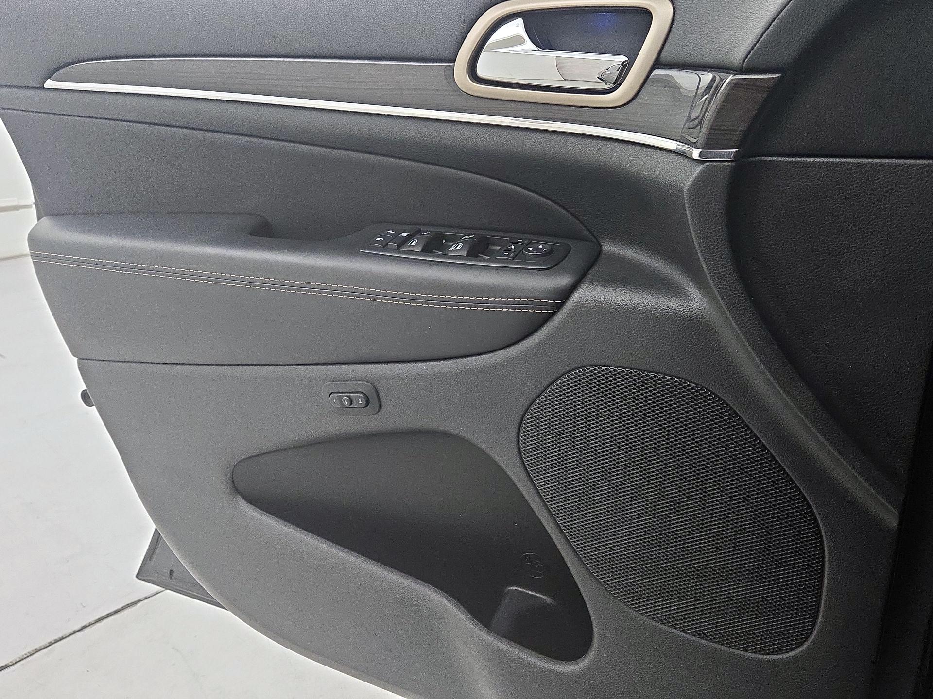 Thumbnail: 2015 Jeep Grand Cherokee - 11