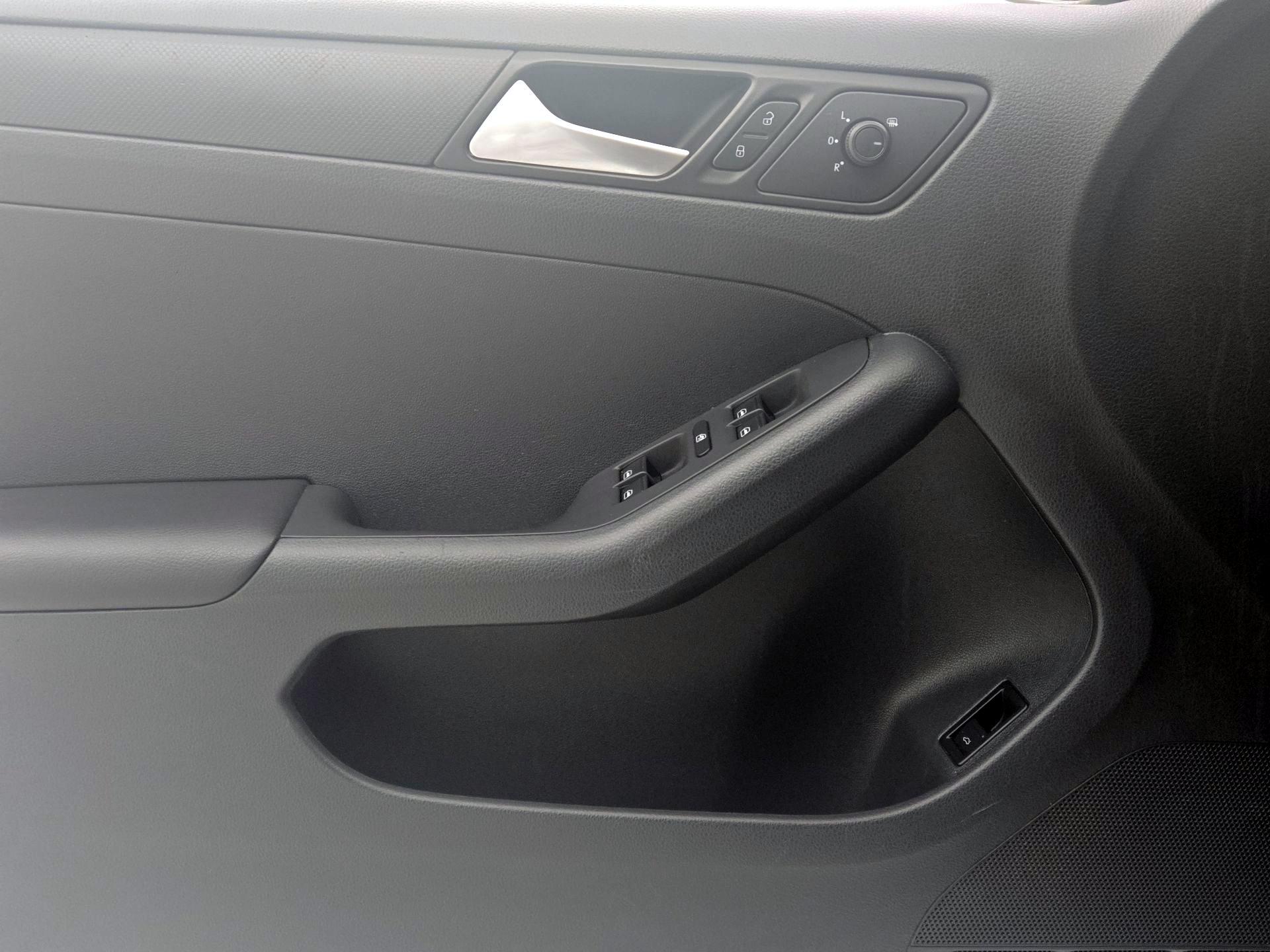 Thumbnail: 2015 Volkswagen Jetta - 12