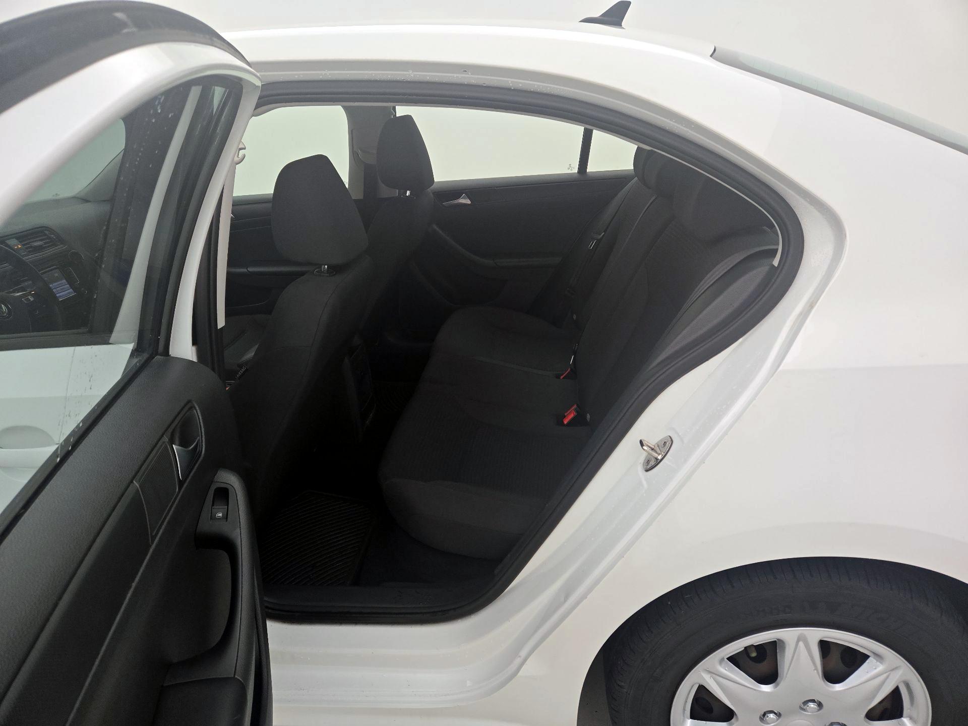 Thumbnail: 2015 Volkswagen Jetta - 18