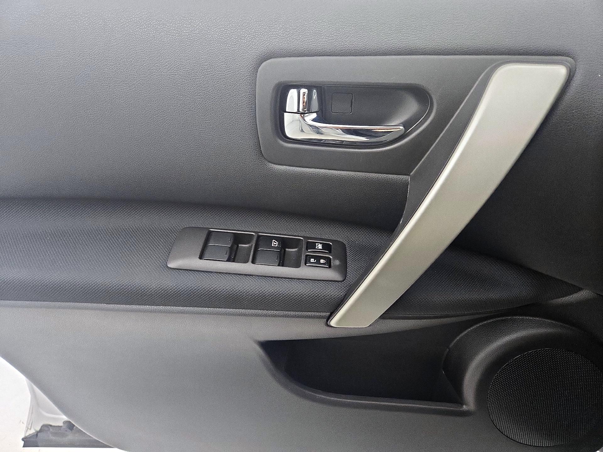 Thumbnail: 2015 Nissan Rogue - 12