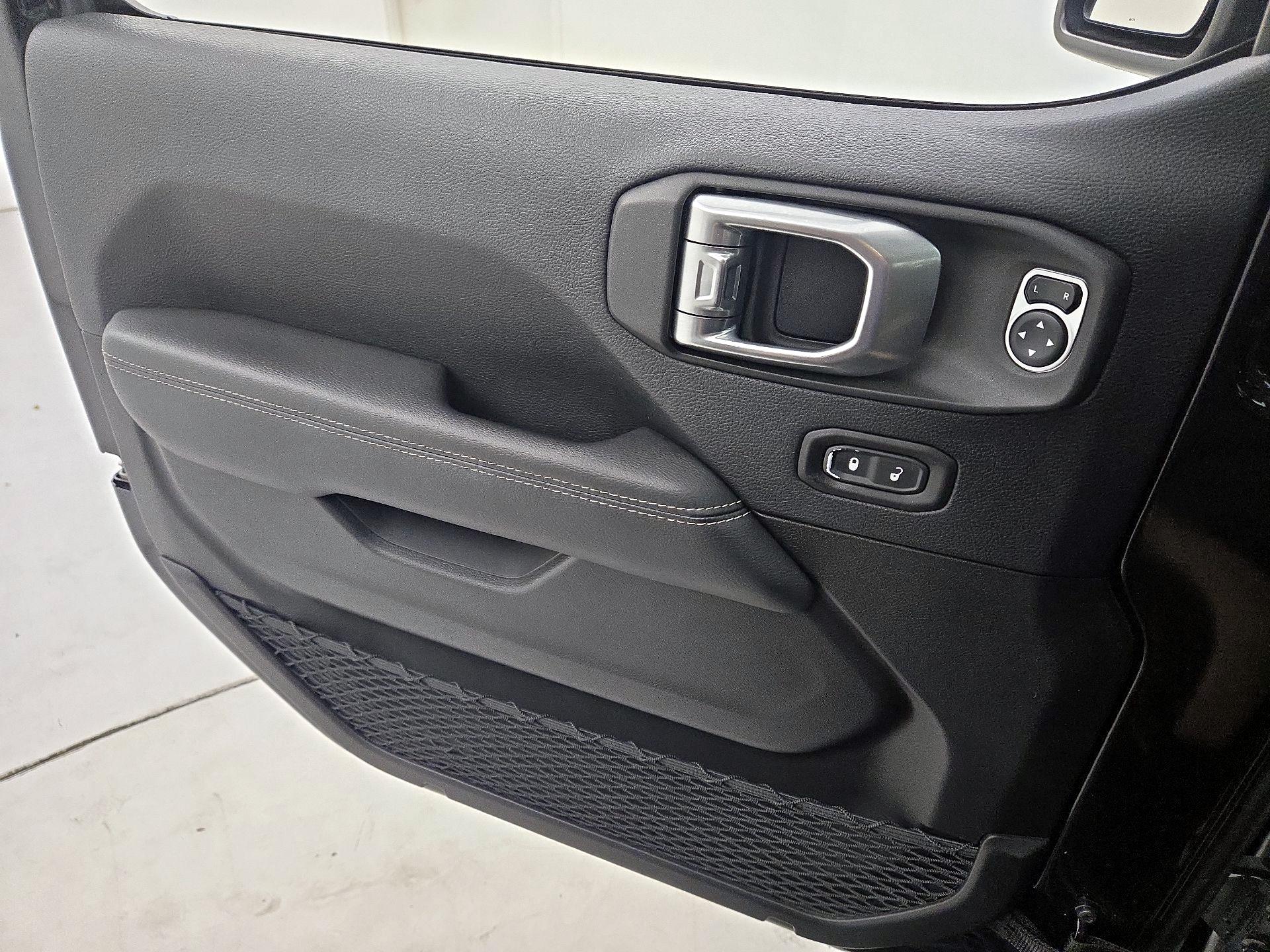 Thumbnail: 2019 Jeep Wrangler - 12