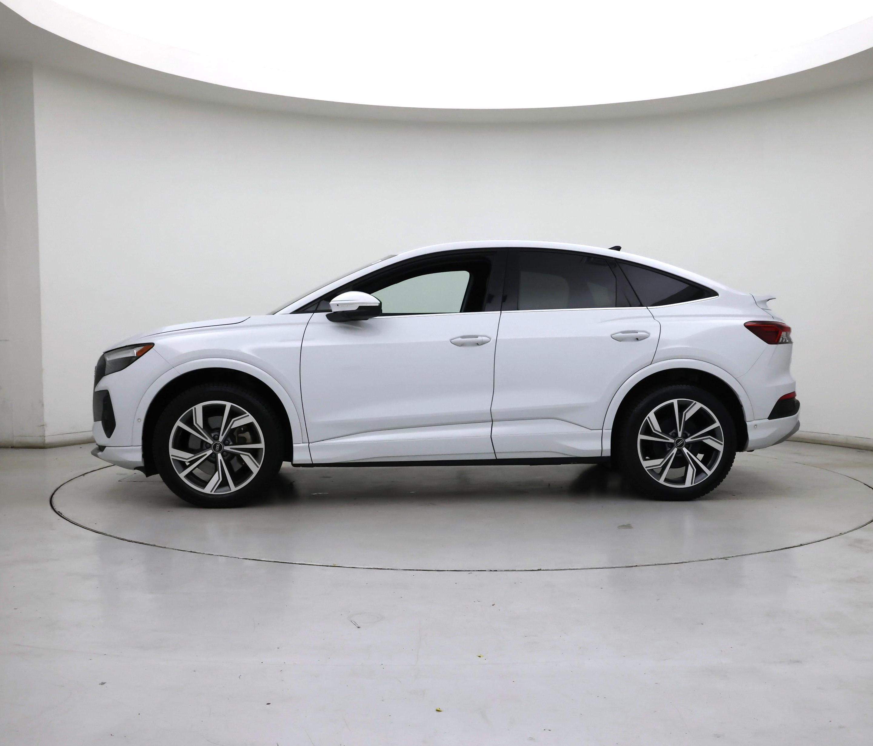 Thumbnail: 2022 Audi Q4 e-tron - 3