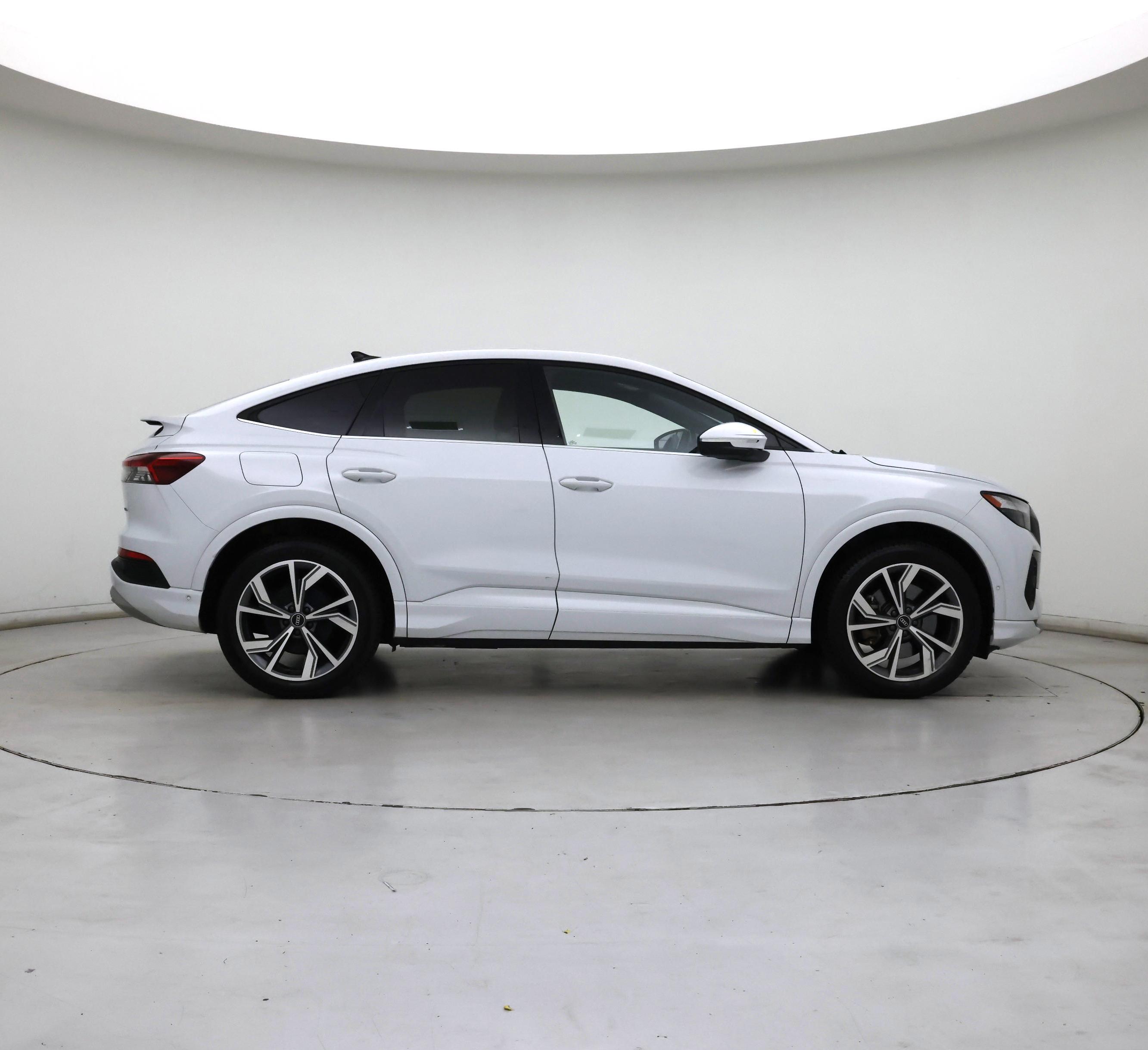 Thumbnail: 2022 Audi Q4 e-tron - 7